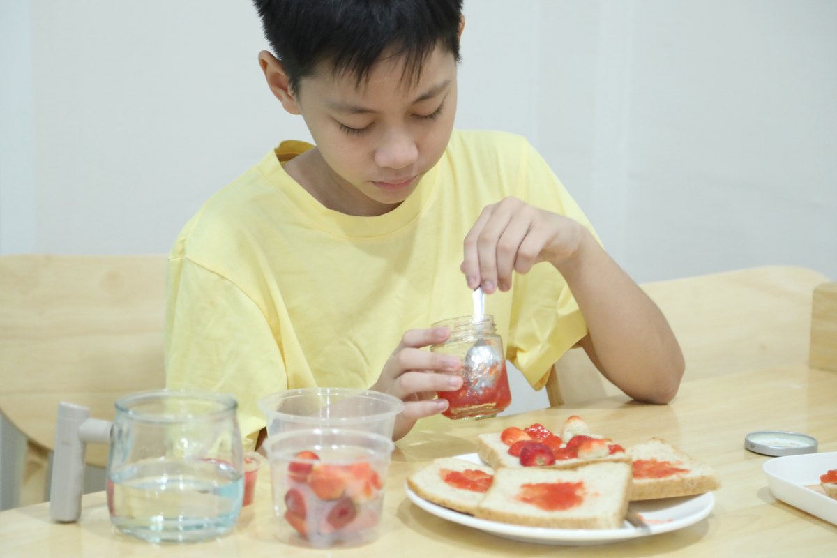 家人们大家好小孩睡前喝牛奶到底好不好？今天我老婆黄教授给大家分享一下大家点赞欢迎家人们大家好有人说睡前给孩子喝牛奶会影响孩子长高的有人说小孩睡前喝牛奶会长得更快我今天就把这个问题给大家讲清楚。首先我们要搞明白两点第一个就是孩子的生长的确需要营养如果孩子白天营养没吃够的话那晚上吃点东西也是可以的。第二点就是不建议饱睡如果孩子吃得过饱就睡觉的话胰岛素分泌会增加导致生长激素分泌会减低自然就会影响孩子的身