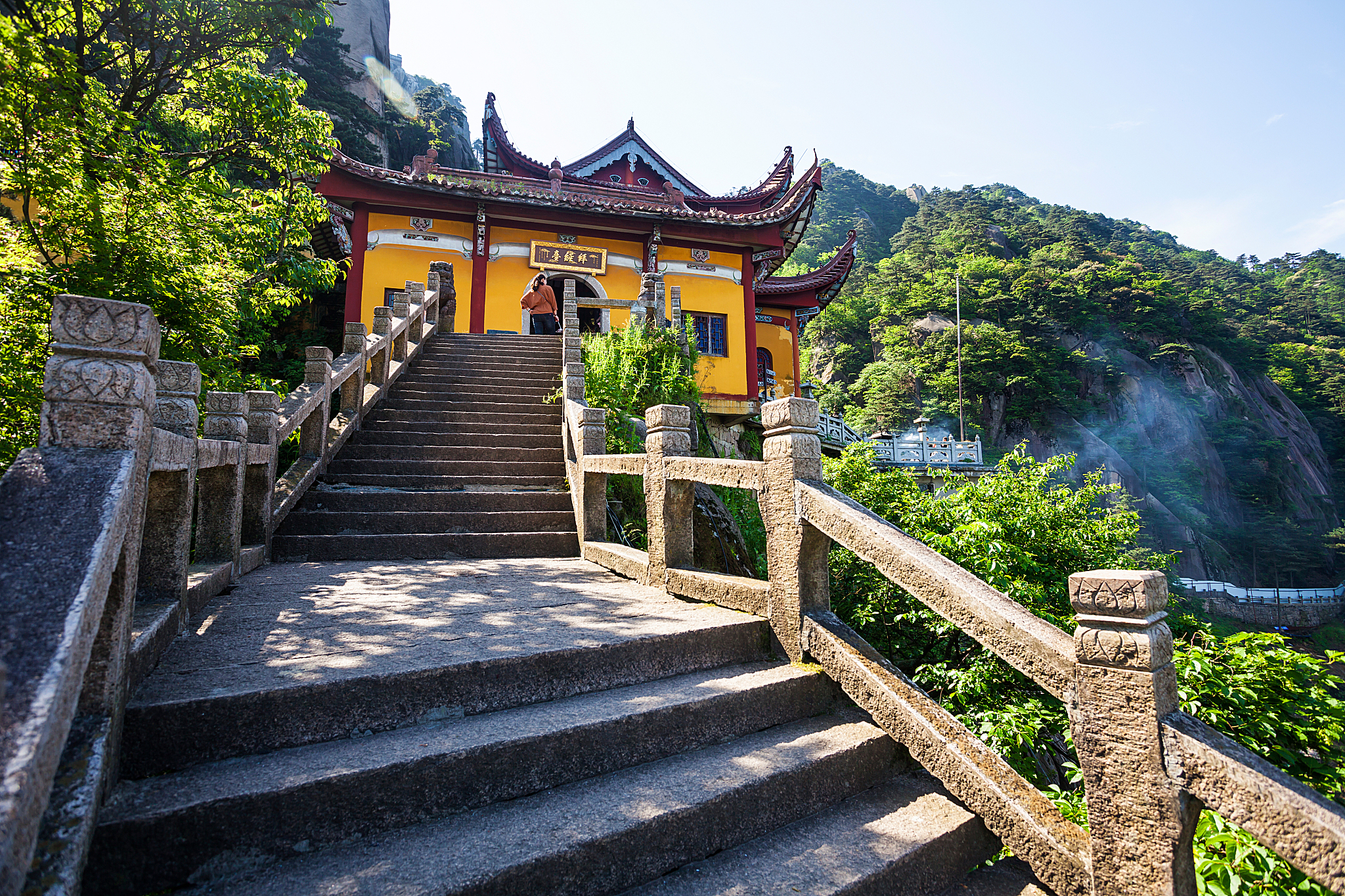 游客的旅游活动不仅限于大佛而且在周边地区进行。这是由于该地的景点相对集中