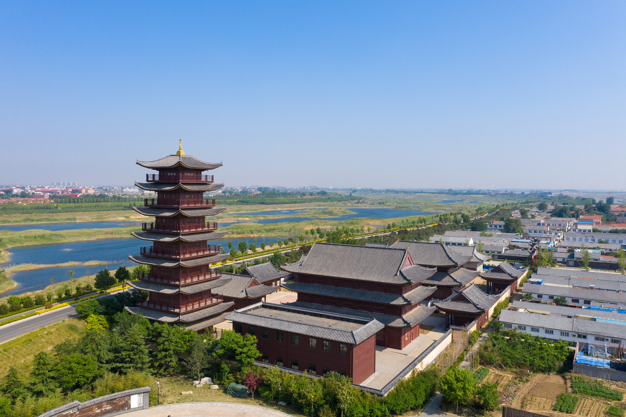 给我写一个去抚州旅游两天详细攻略第一天：早上：乘坐早班车前往抚州市到达后先去市区的南昌路步行街逛逛品尝当地的小吃和特色美食。中午：在南昌路步行街上选一家餐厅尝试一下当地的特色菜肴。下午：前往位于市区的南昌路文化街区参观抚州博物馆和抚州古城墙了解抚州的历史文化。晚上：在文化街区附近找一家餐厅品尝当地的夜市小吃和美食。第二天：早上：前往位于市区外的临川古城参观古城墙和明清古建筑感受古城的历史风貌。中午