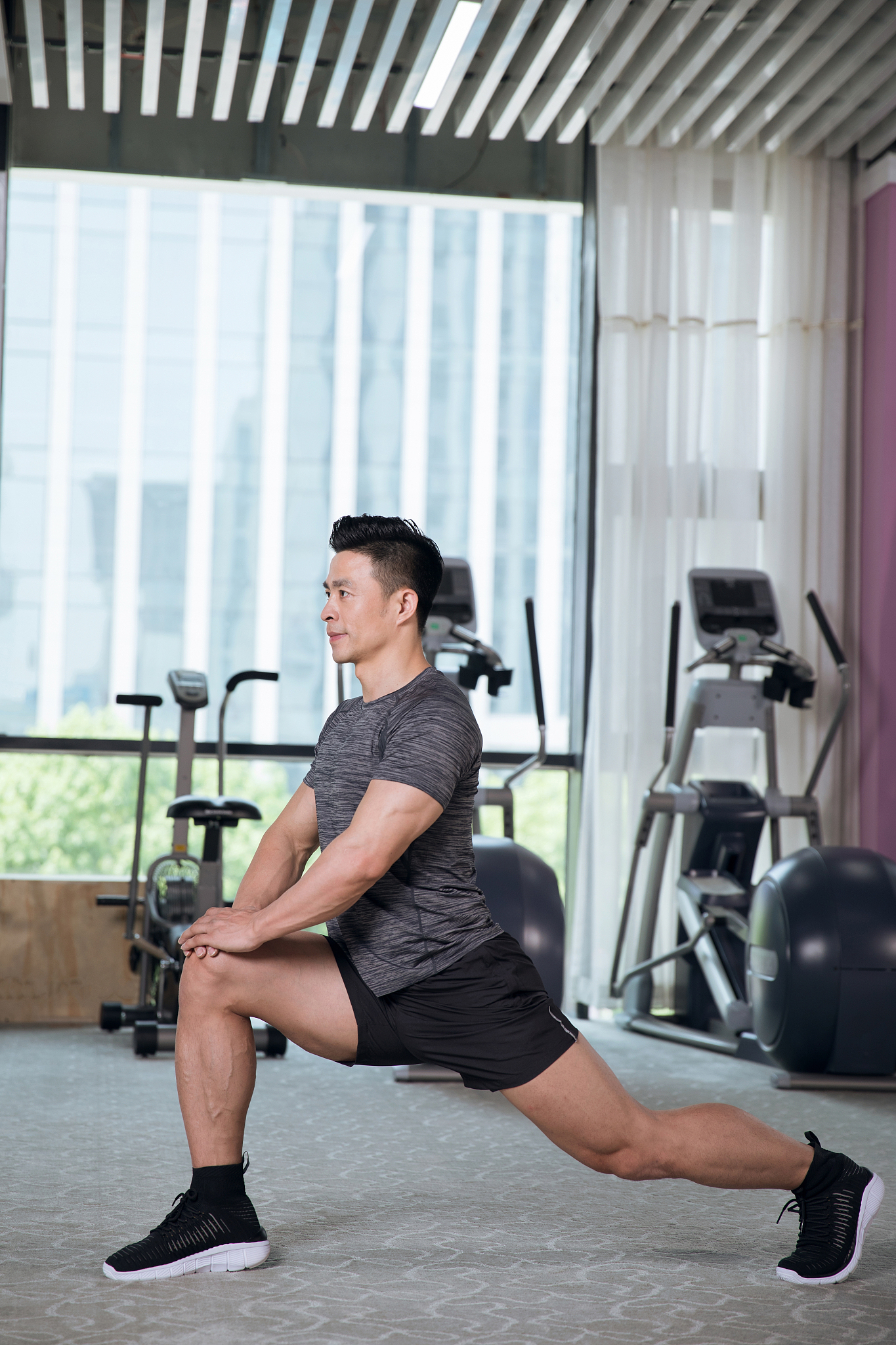 我是一个高一学生我身高173cm体重48kg我还没有健身过你作为健身教练请帮我指定接下来一年在家健身方案让我有健美冠军一样的肌肉。