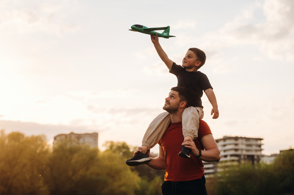 父亲节温馨瞬间：公园里父子共度美好时光