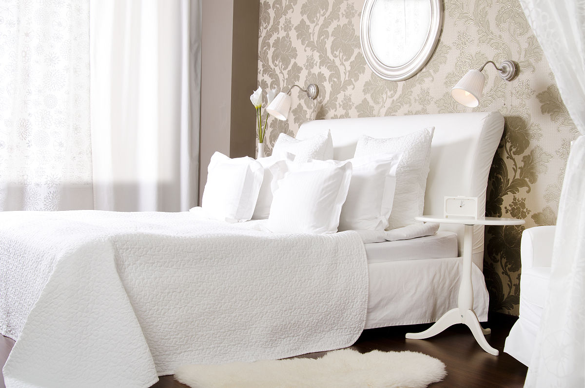 小小的客房里面床单抖呀抖呀抖小小的蚊子嗡呀嗡呀嗡。帮我用200字详细描述