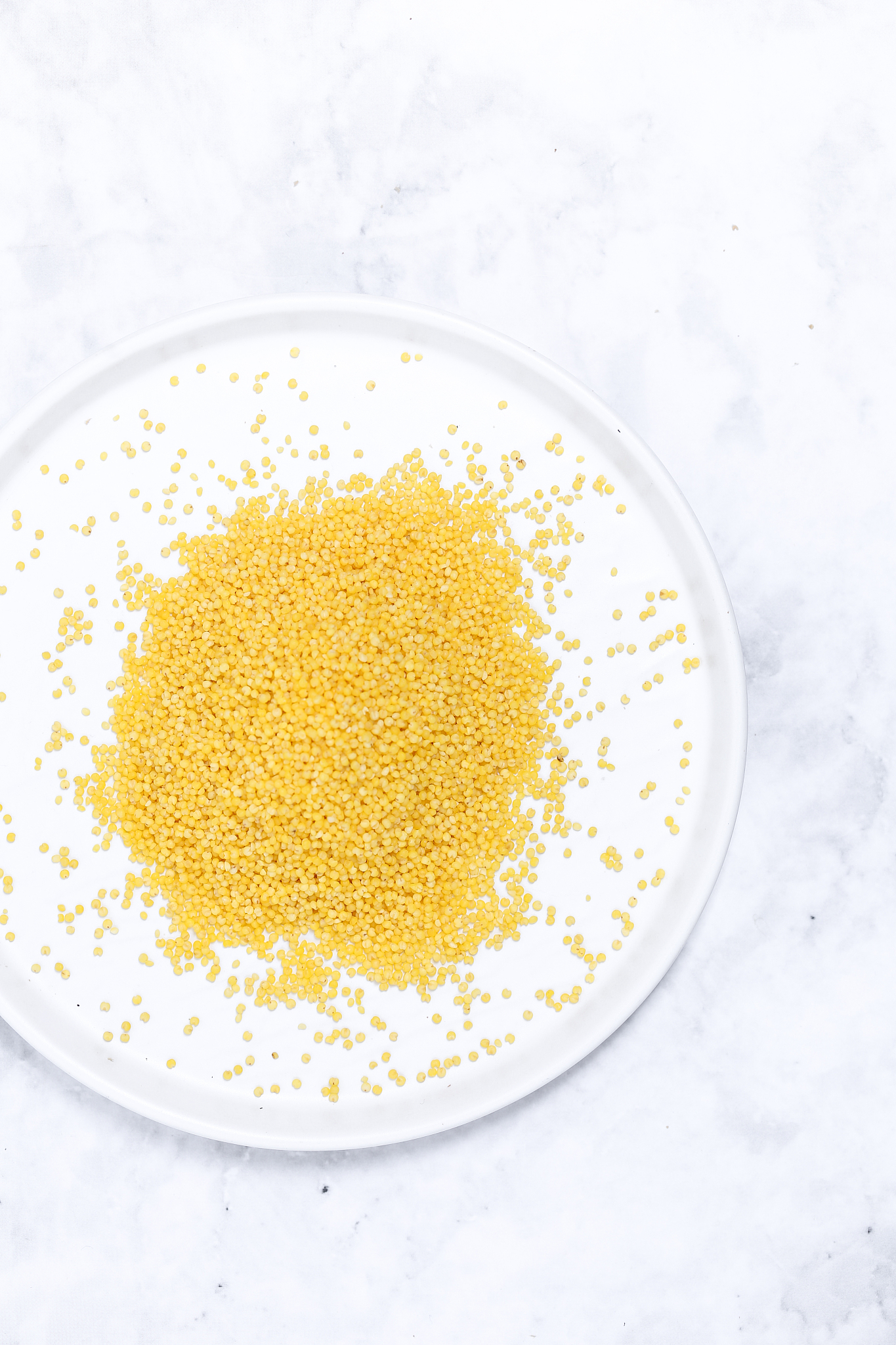 放在白色背景上的黄小米