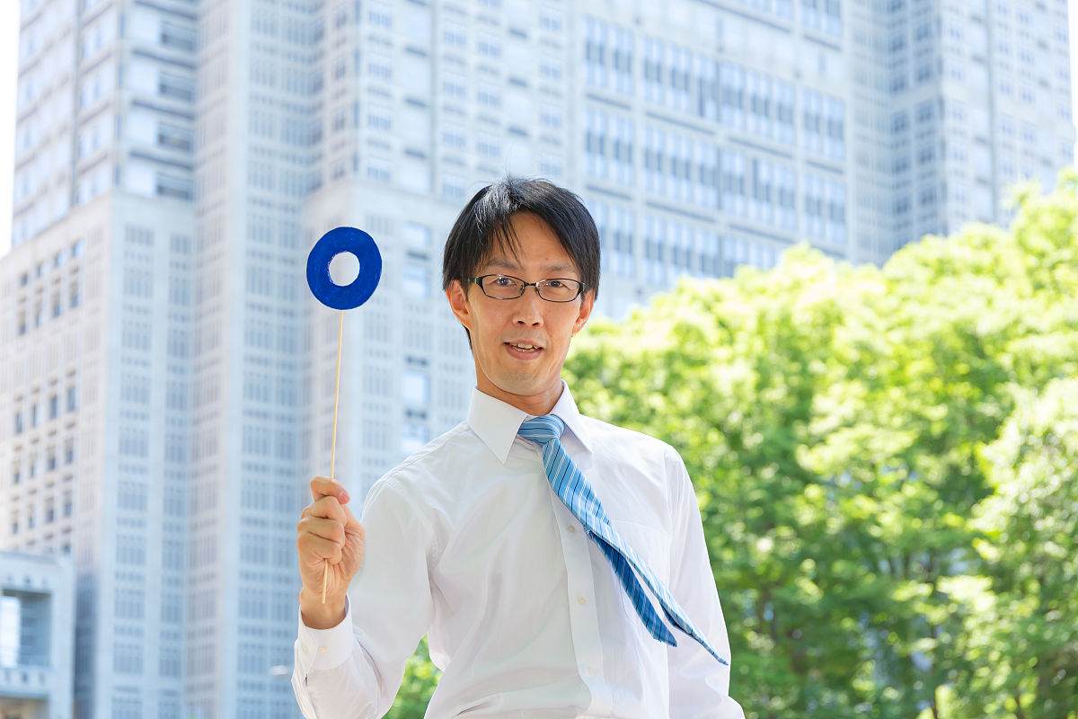 一位瘦削,表情严肃的日本商人给出了正确答案.