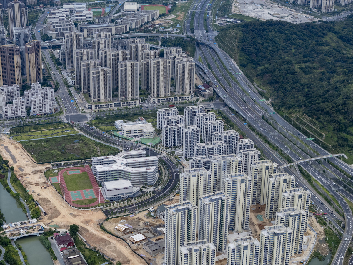 为近年来我区聚焦一区四中心、五个章贡建设全力以赴做好各项工作经济社会各项事业取得了显著成果打造了产业优势特色鲜明、城乡品质精美宜居、政治生态风清气正的示范章贡成功上榜全国综合实力百强区。我区牢固树立项目为王理念以项目建设为抓手深入推进了大干项目、大抓落实年活动以大项目引领大投资以大投资带动大发展经济运行持续平稳向好。然而在此过程中也要考虑到项目建设可能会导致资源过度集中对于小微型企业和边缘地区的发