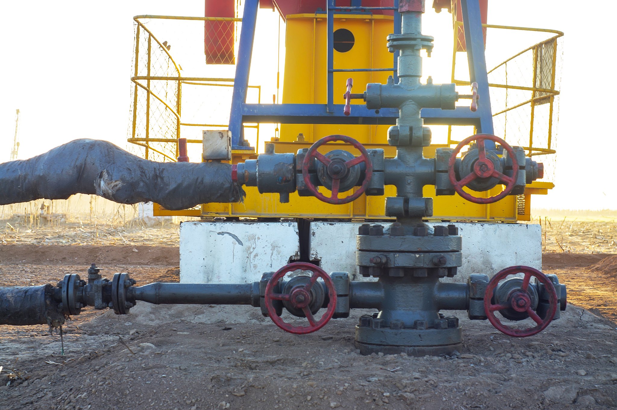 你的角色是石油开采岗位的实习生，从电泵情况因素方面论述采油耗能的影响因素，不少于500字，不能直接抄袭他人观点和概念。