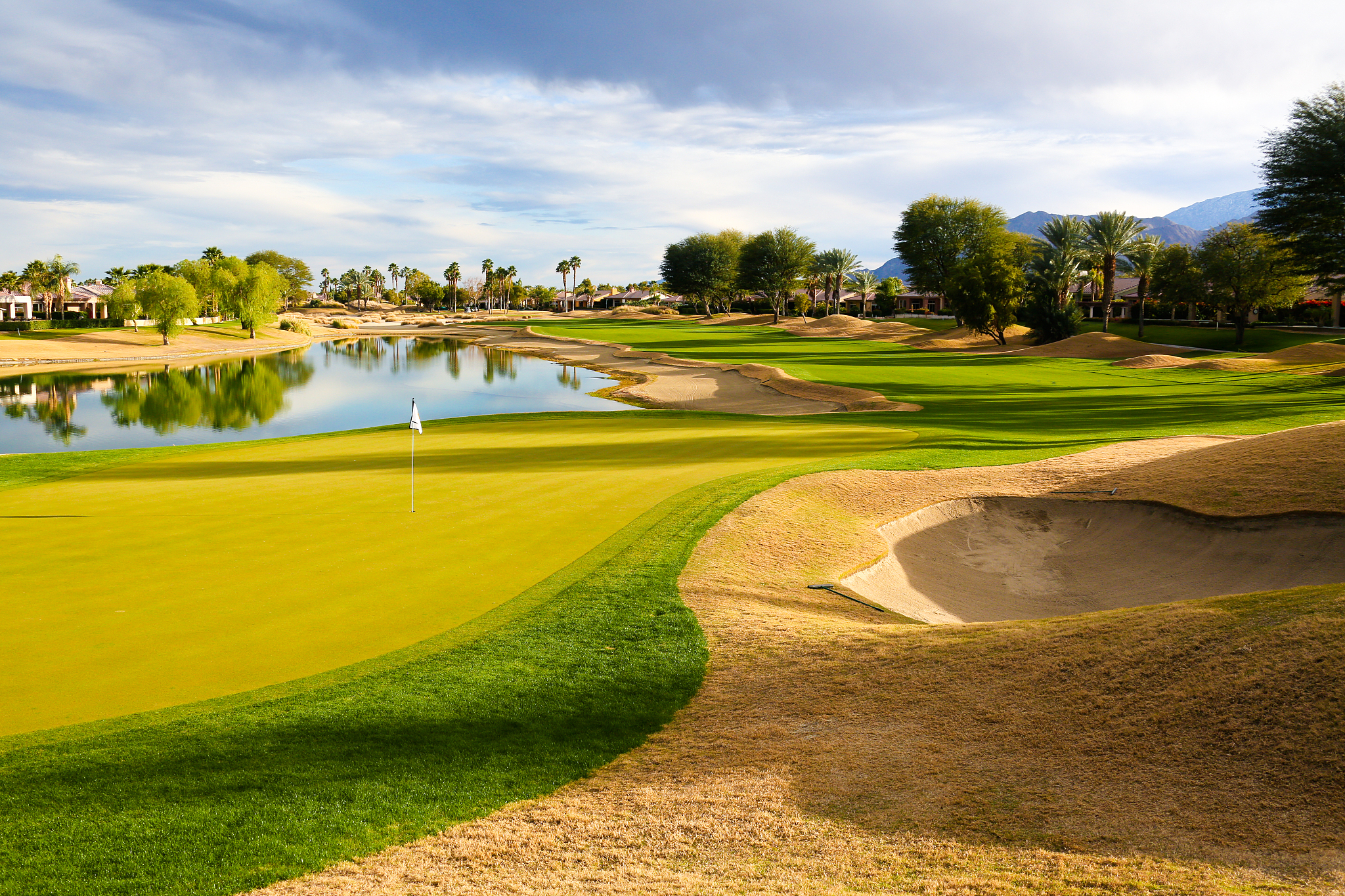 霜冻解除后这是一个很好的一天可以削减课程。果岭今天切入。球道也倾斜和切割。克雷格 Craig 今天完成了他第一次开球道的出色工作。冬天过后它又开始看起来像一门课程了