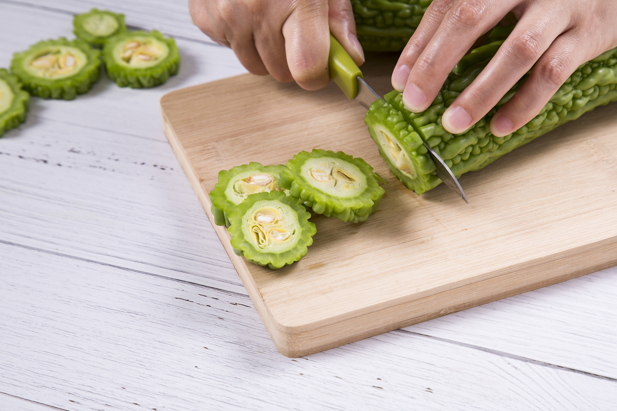 改写：苦瓜洗干净对半切开去瓤再切成片备用。