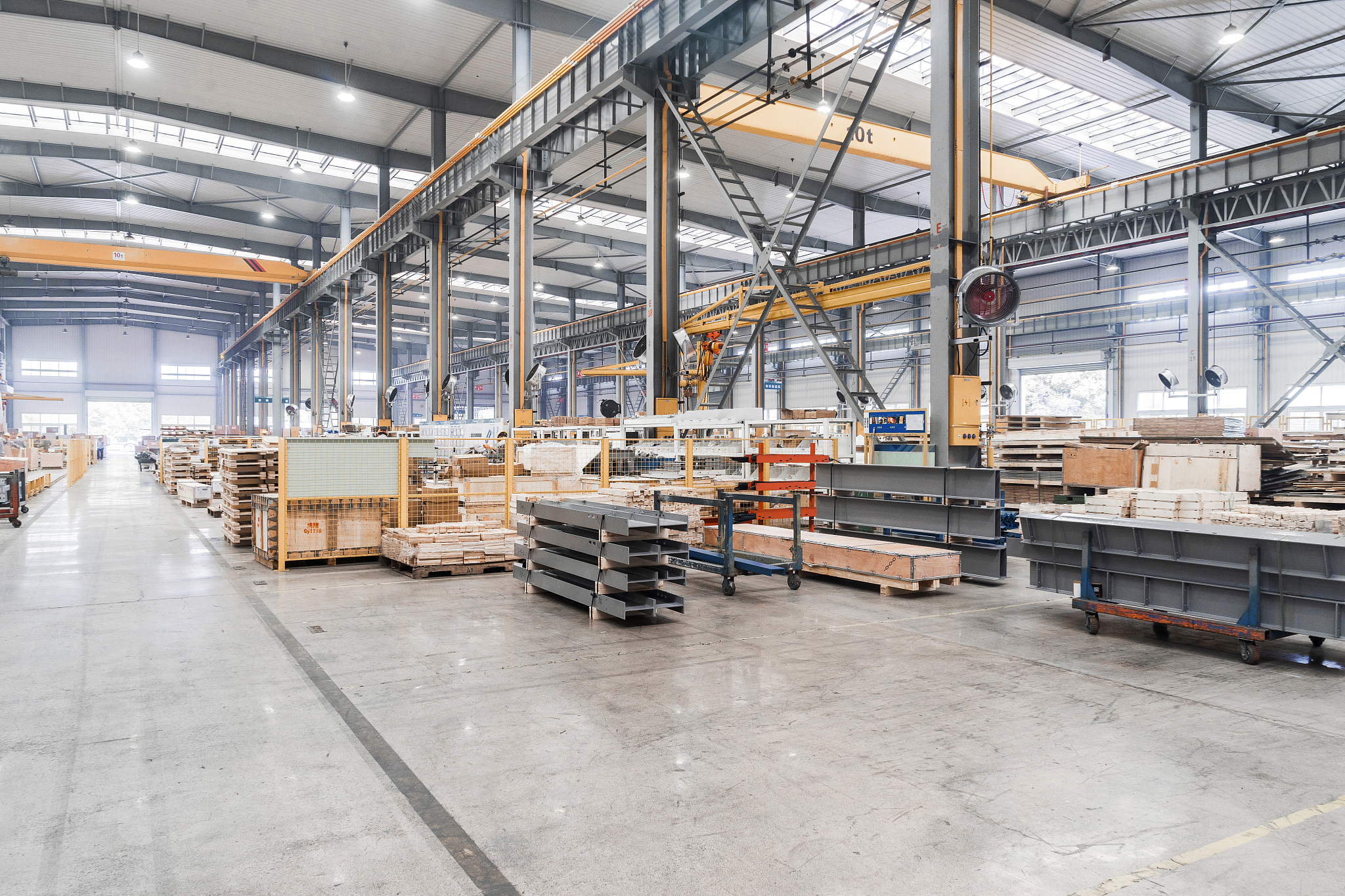 某公司于1991年开始起就在深圳投资设厂进行家居用品的生产产品品质优良销售渠道单一；2012年与深圳数家超市合作开拓商超销售渠道；2015年陆续关闭超市销售渠道开设直营店销售打造出我国家居用品的知名品牌。据此完成下面小题。1．该公司选择在深圳投资设厂的主要原因是 选什么A．销售网络发达	B．专业基础较好	C．交通运输便利 D消费市场广阔