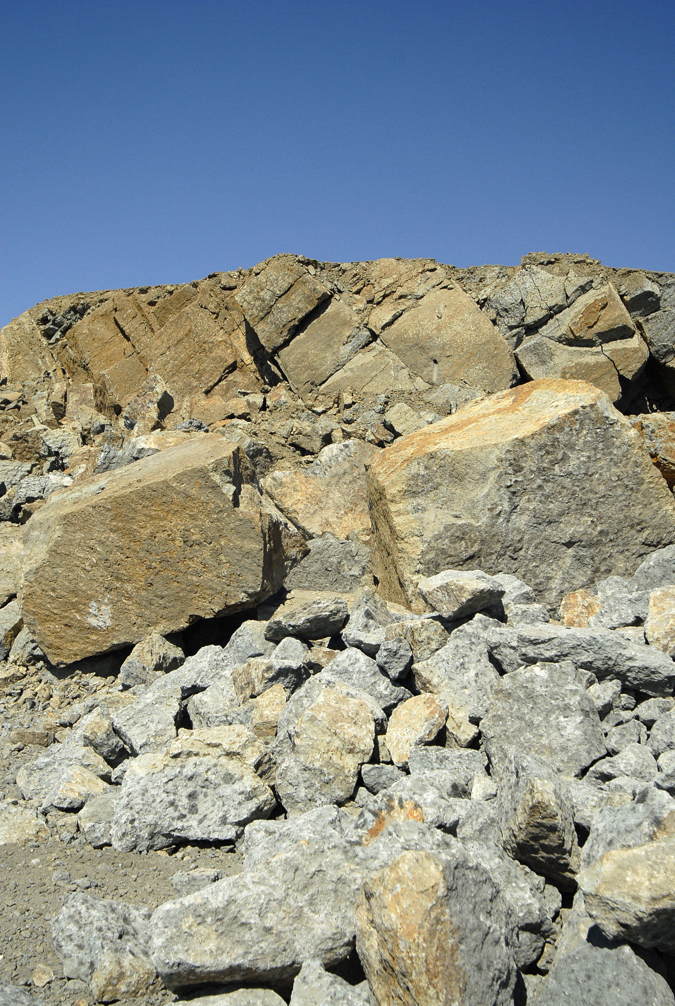 大庆龙平2井第四系岩性分析：砂岩、泥岩为主