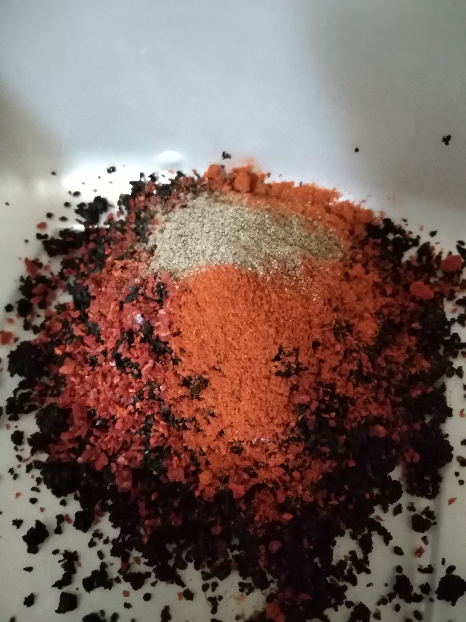 有一种富有逻辑的话表达：热致荧光变色粉末的制备 此处的热致荧光变色粉末的制备以尼罗红为例先称量 10 g 的软脂酸颗粒于试剂瓶内再称量159 mg 的尼罗红粉与软脂酸混合配置浓度为 00005 mmolg的红色热致荧光变色材料加入转子将试剂瓶盖紧后放入恒温加热磁力搅拌器中水浴 75°C恒温加热待软脂酸部分熔融出现透明液体时打开磁力搅拌开关匀速搅拌至试剂瓶中块状物消失等尼罗红充分溶解呈红色澄清溶液后