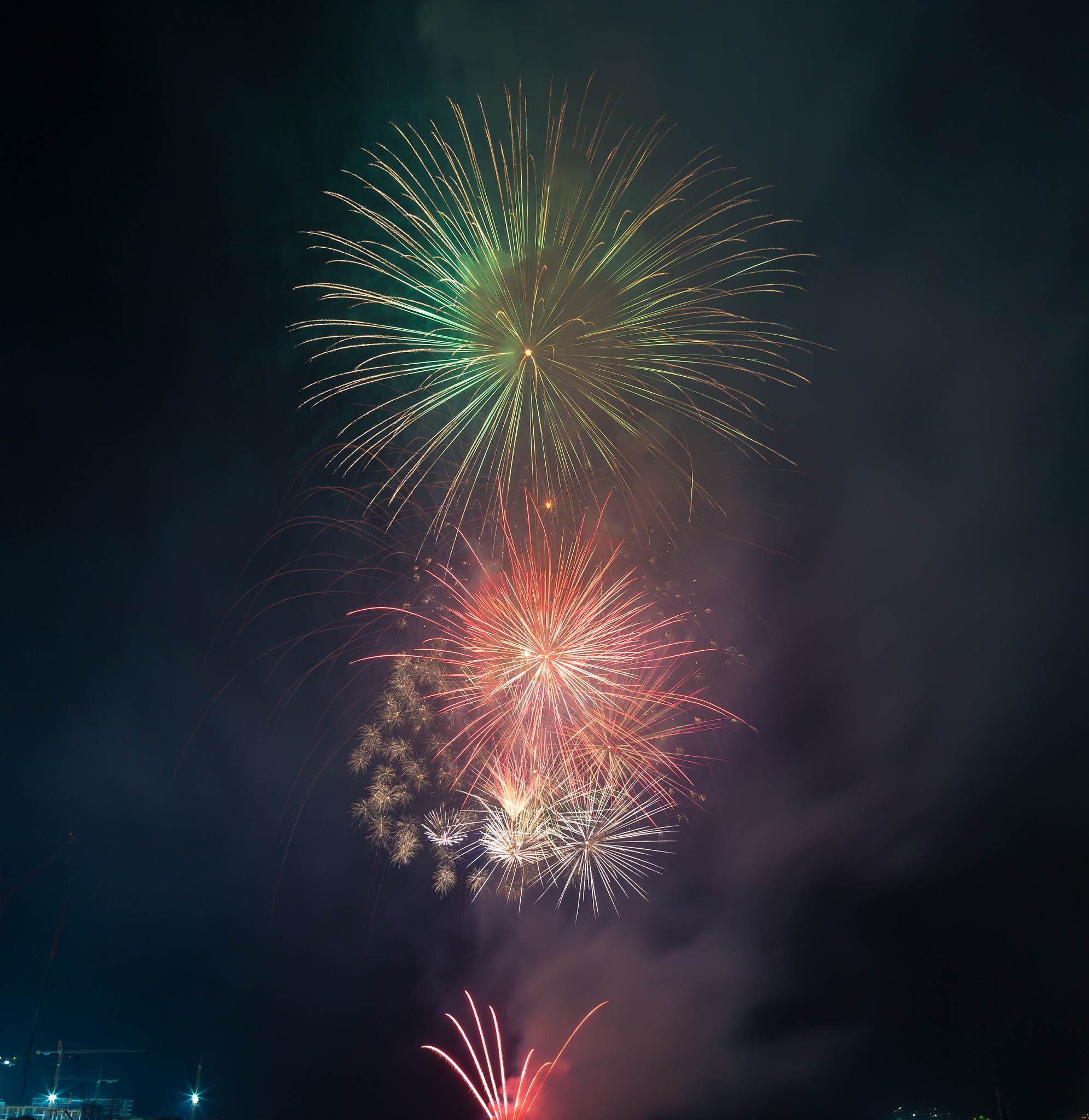 中国除夕夜：烟花、美食与家人团聚的幸福时刻