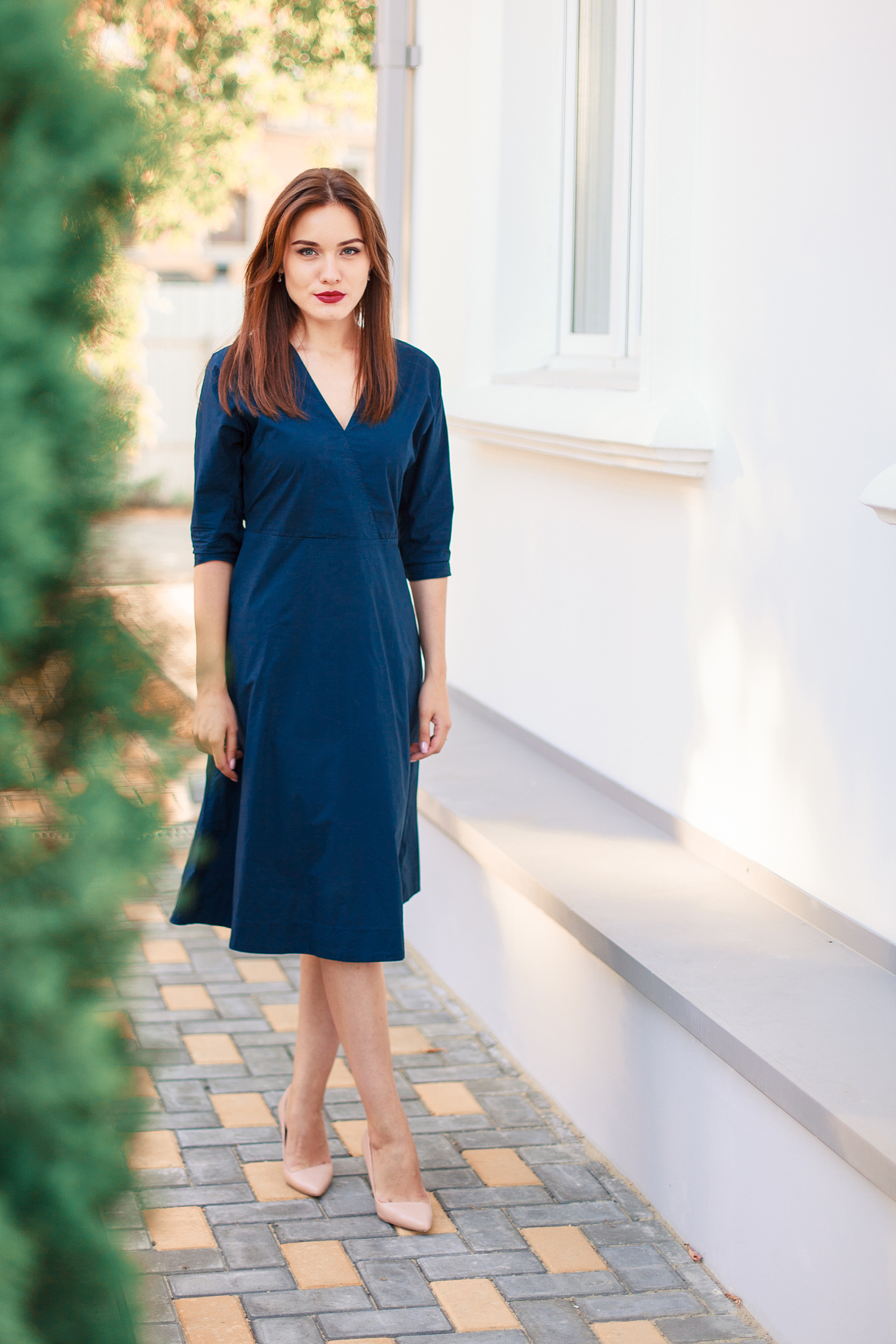 为一家女装品牌编写一片夏季新品推广文案不少于三百字特点是利落优雅知性的通勤风格