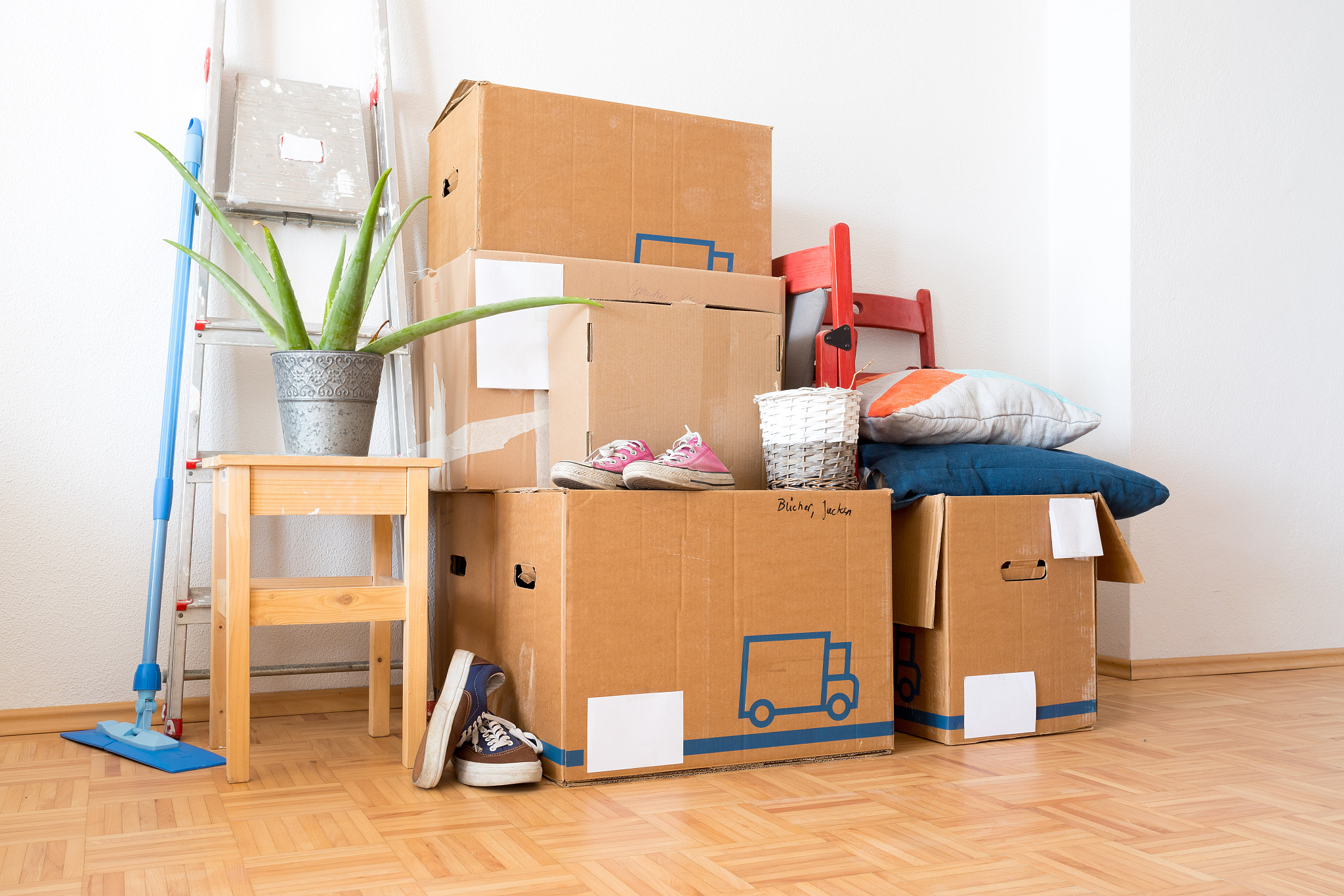 朋友帮我翻译一下这段话吧！SIFTING ‘STUFF’If you are a re-user upcycler and committed second-hand buyer it can be really hard to pass up great things when you find them – so inevitably you accumulate loads of stuff