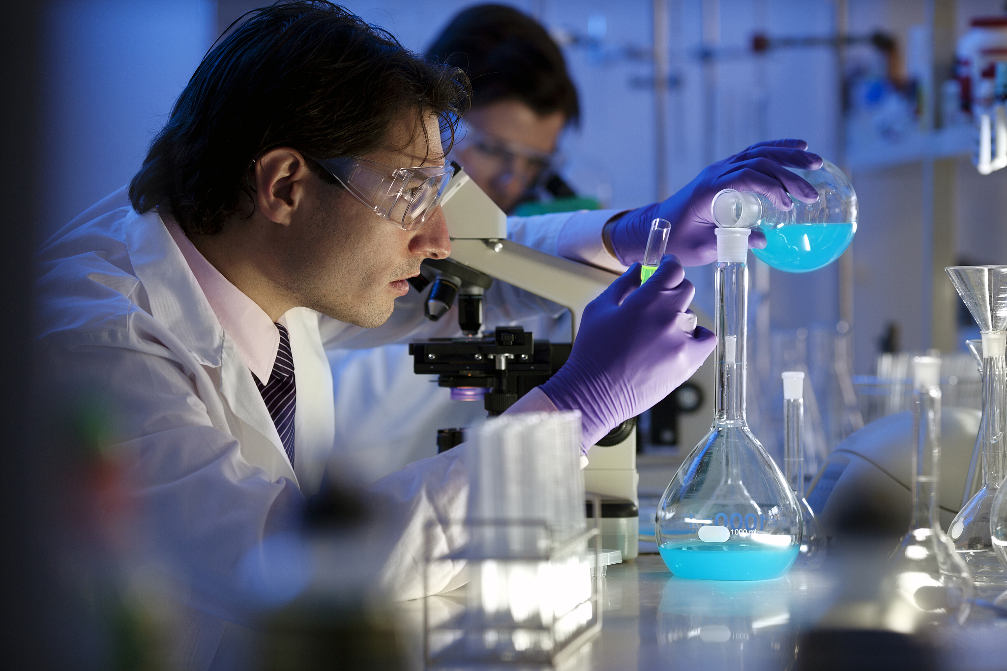 物理学专家详解：实验能力在物理研究中的重要性