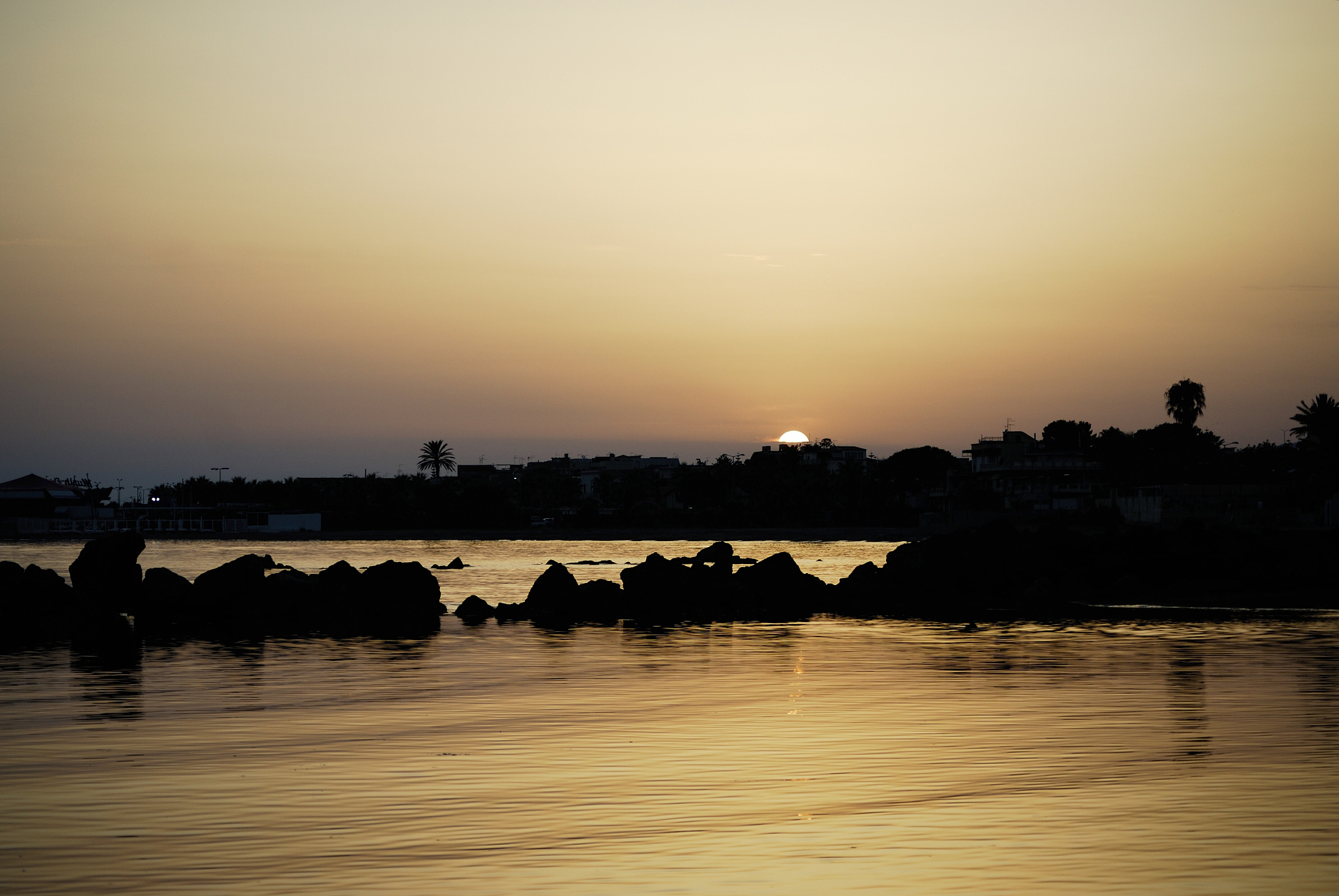 请用100字描述安江日落场景