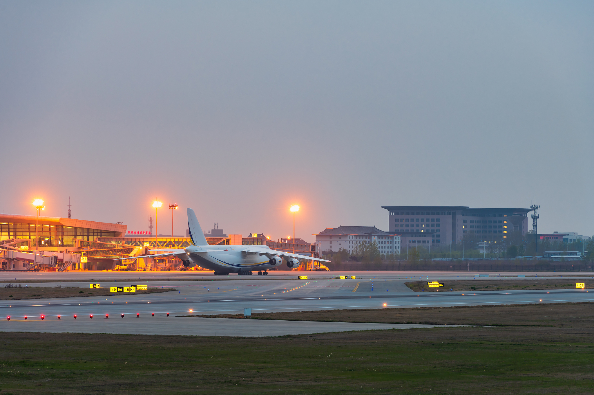 阐述：新郑机场的投资策略不完善投资可行性差500字