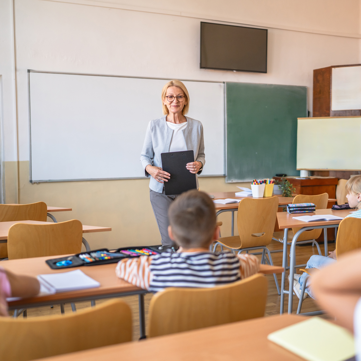 师生互动是师生互动的两种主要形式。师生的互动是师生关系发展的必然要求。所以在高中英语课堂上开展一项适合于学习者的互动研究是非常有意义的。在这一维度中作家设置的问题总共有三个：在你觉得语言交流对语言学习有多大影响这句话中我们可以从以下几个方面来讨论这个问题。调查结果显示641的初中学生对此持肯定态度。调查结果显示初中英语课堂上有214的学生对课堂上的交互效果不是很满意。的初中学生认为语言学习是一种可