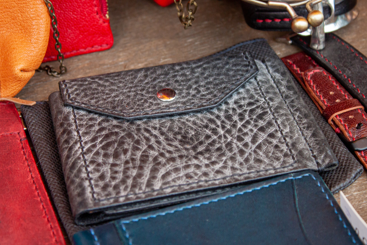 万宝龙大班软皮斜挎包：轻奢质感，实用百搭