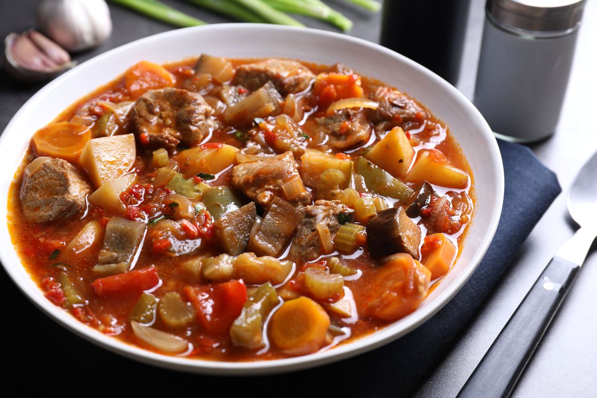 新疆大盘鸡外卖：正宗口味，好评如潮！