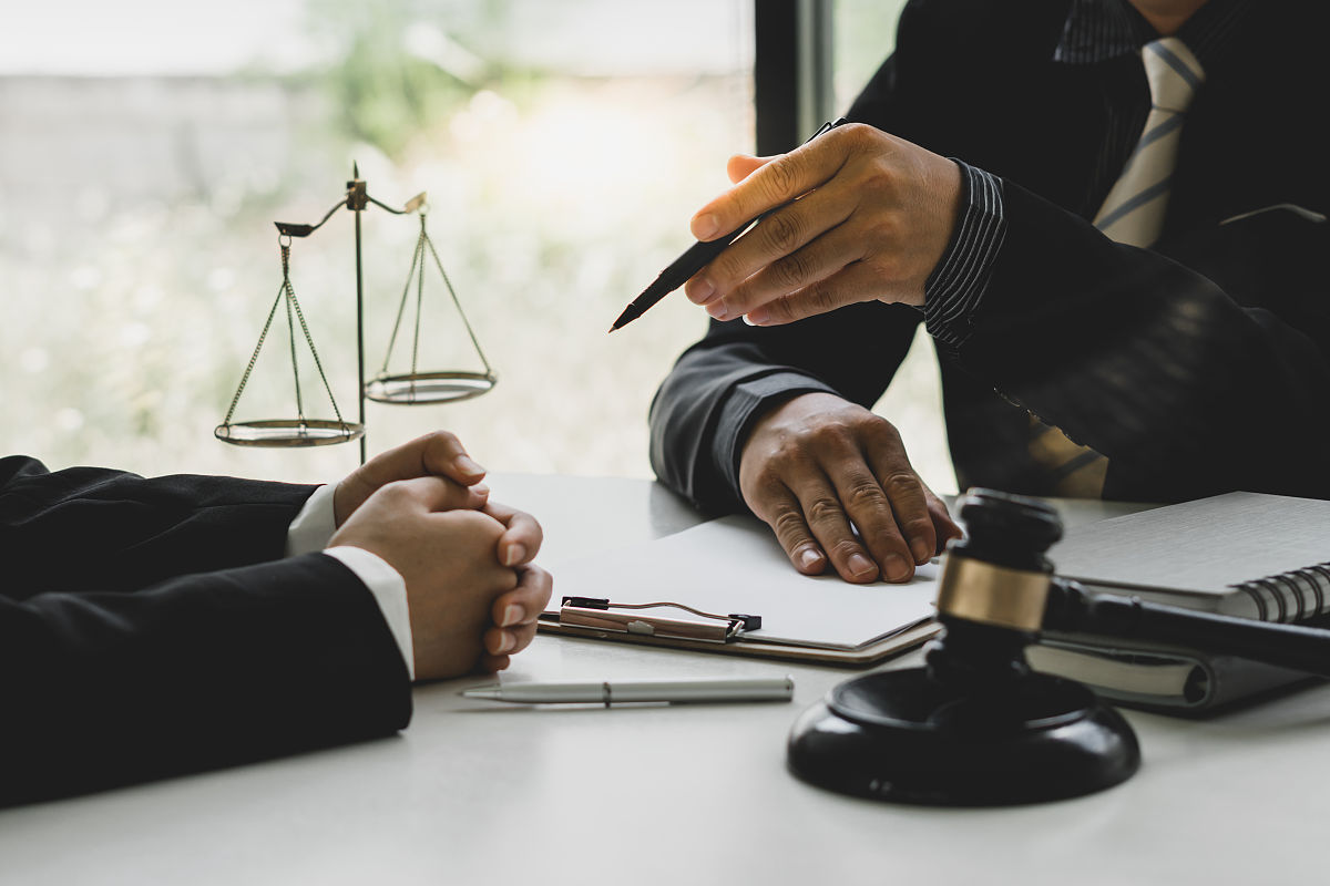 如何选择合适的律师？资深律师团队为你保驾护航