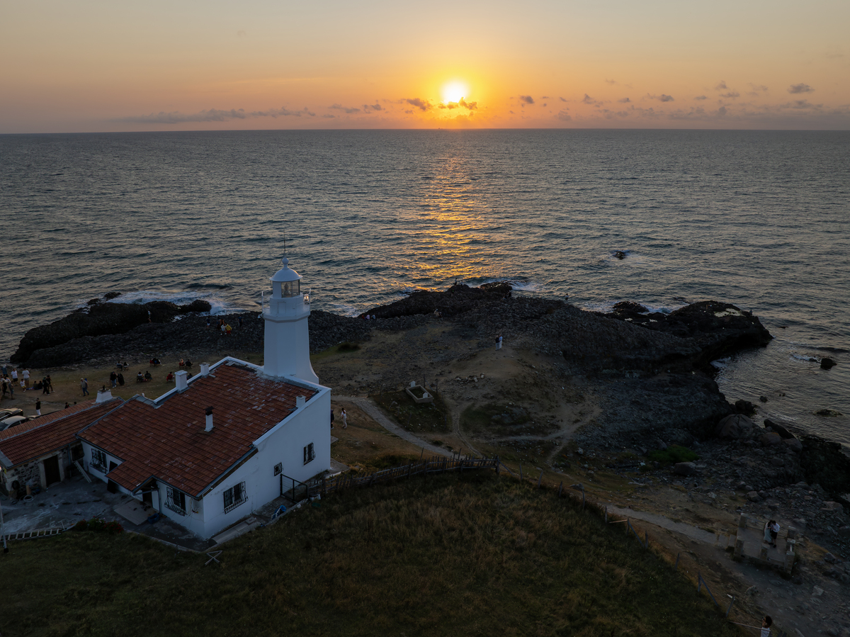 海滨度假村命名灵感：礁石、灯塔和日出日落