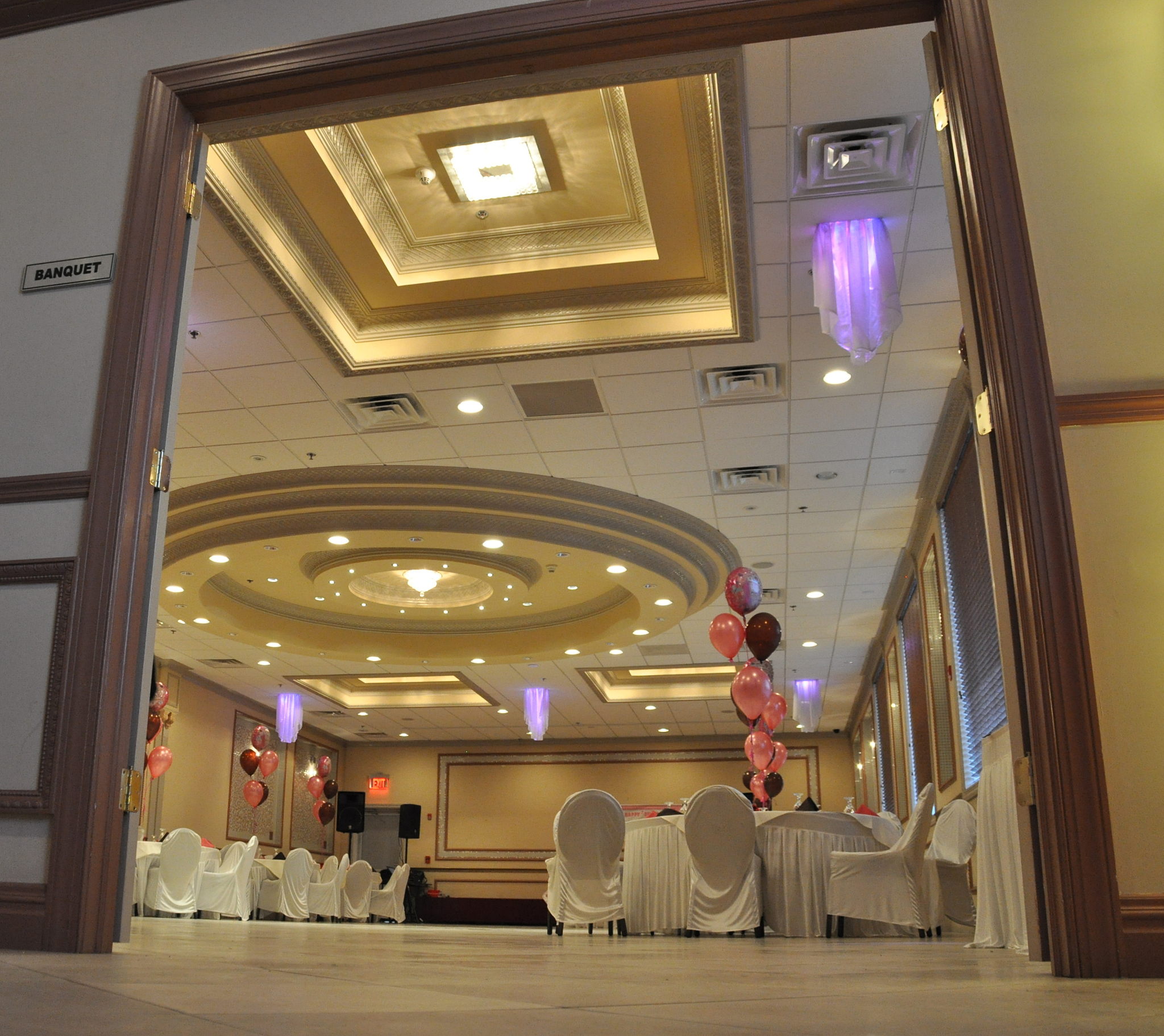 给我写一下关于汶川福临国际大酒店的实习企业介绍 以及该酒店的餐饮部服务员的实习岗位介绍 总共400字