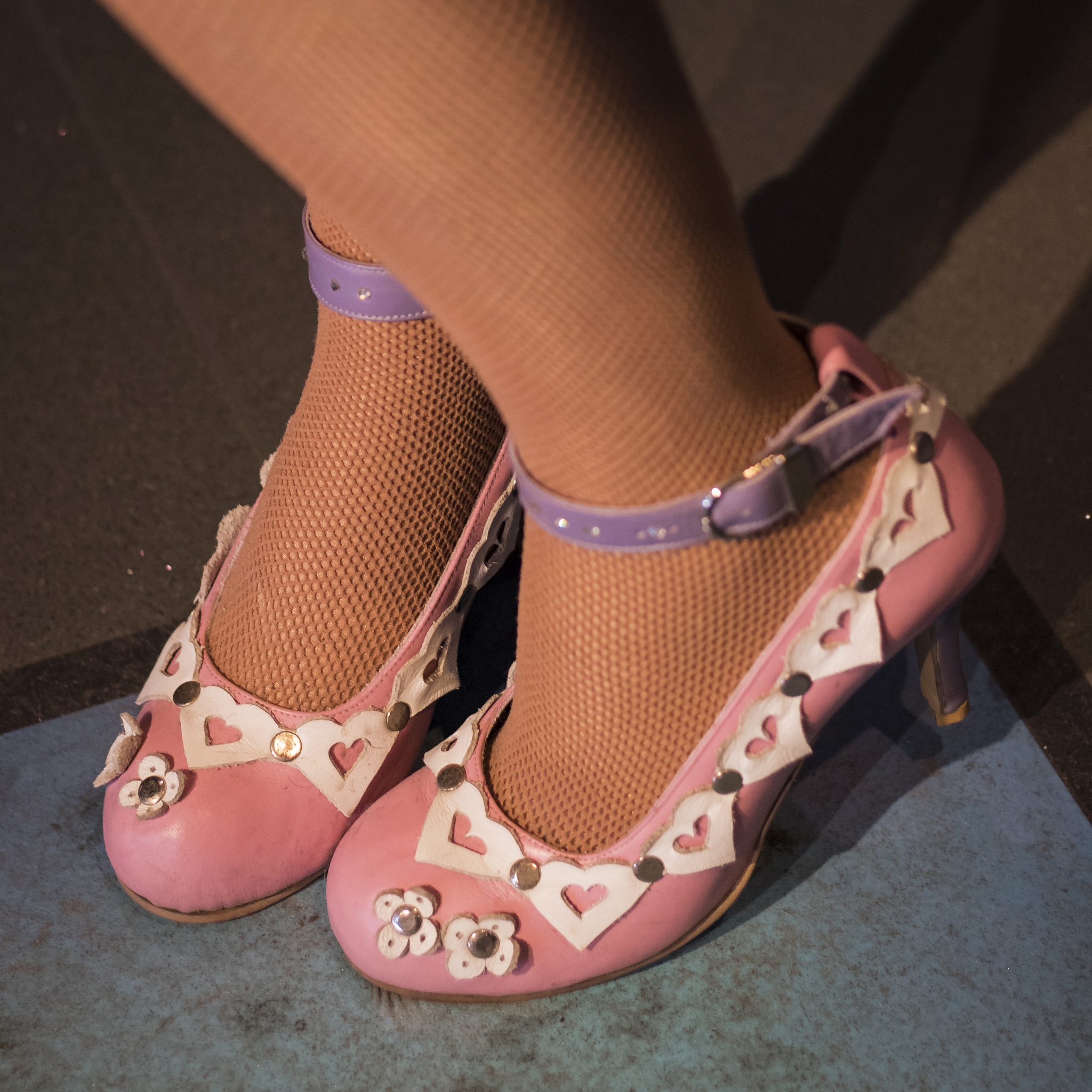 用美式英语写3条关于女士夏季休闲凉拖平底厚底一字亚麻纯色拖鞋 米色 42的好评以及其好评标题。结果格式为输出格式为：标题+：+好评内容。