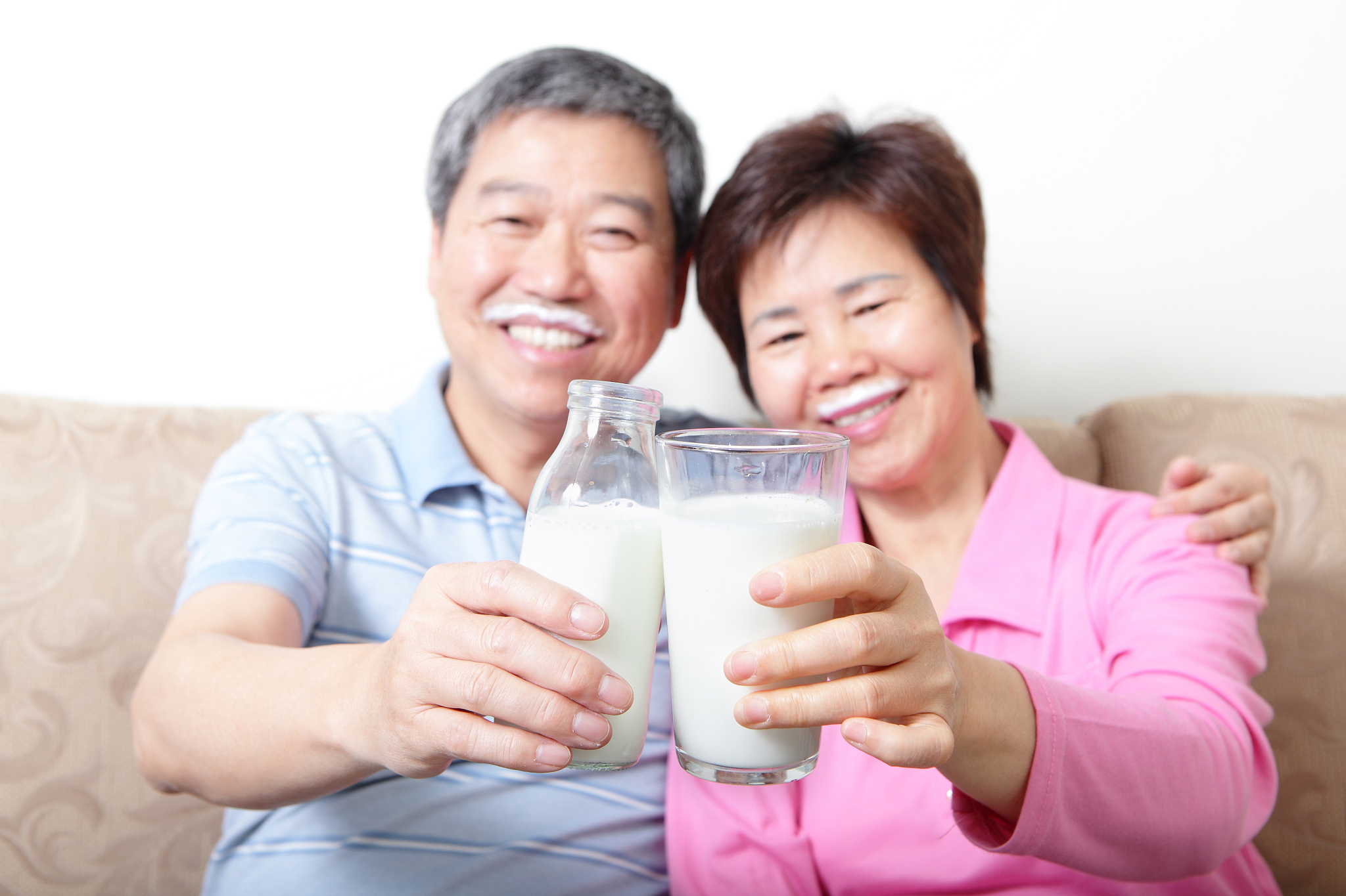 中老年人可以喝牛奶吗？年轻人适合喝牛奶吗？