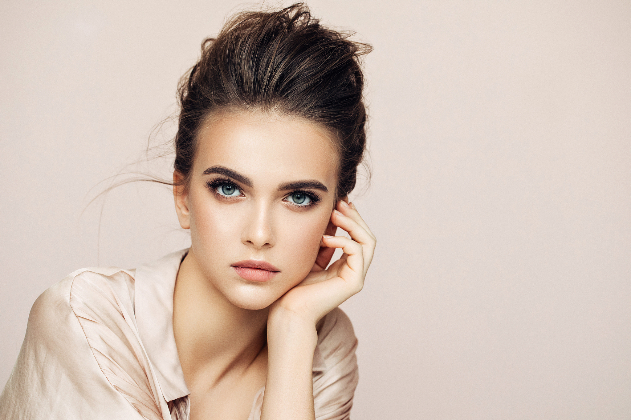 如何使用级差眉笔打造一款柔和自然的雾眉？