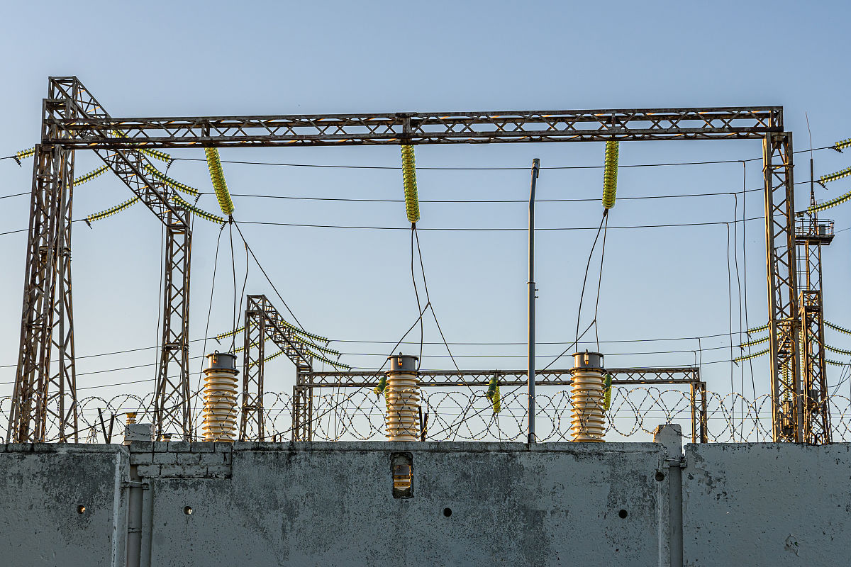 数学是什么数学是一门研究数量、结构、变化以及空间的学科。它通过使用符号和公式研究数字、形状、关系和变化的规律。数学在许多领域都有应用包括自然科学、工程学、经济学、金融学等等。电场线是如何画出来的