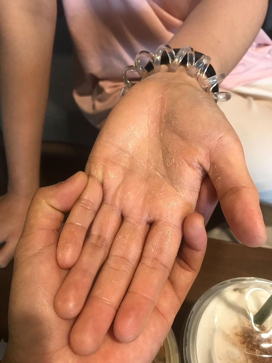 女生喜欢你的明显迹象：如何判断她是否对你感兴趣