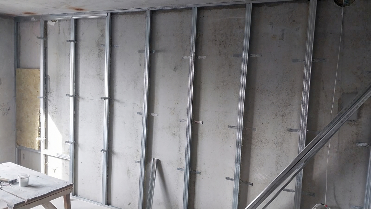 预制金属建筑墙板材料选择指南：耐久性、防火性和可塑性