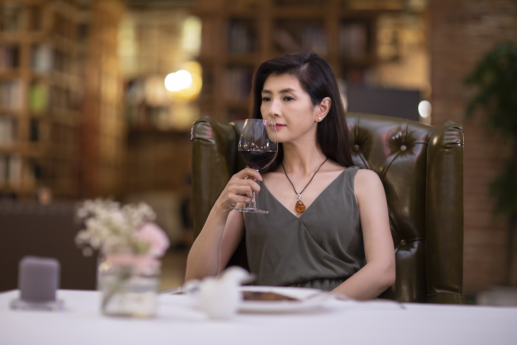 优雅女士在餐厅品尝红酒