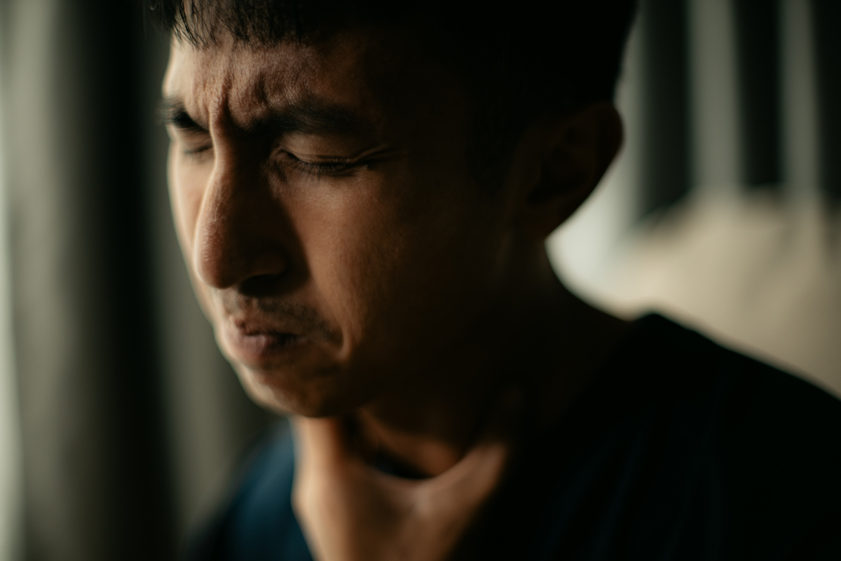 男人脖子疼痛