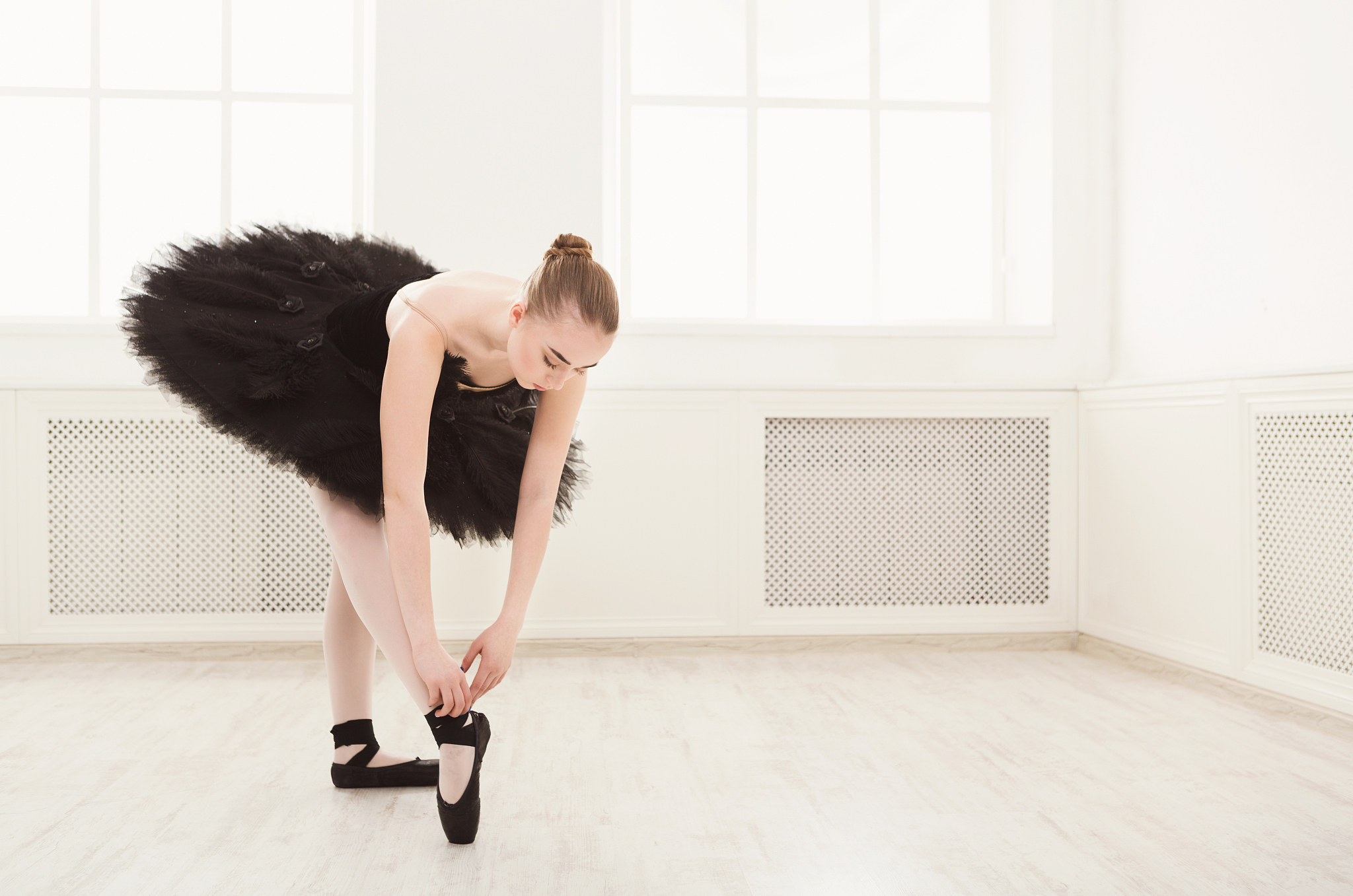 《天鹅湖》舞蹈动作与主题分析：力效理论解析