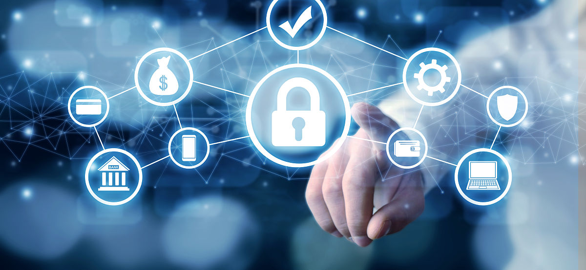 第四章 加密技术在医疗信息隐私性保障中的应用41 加密技术在医疗信息隐私性保障中的作用加密技术在医疗信息隐私性保障中起着重要的作用它可以通过对医疗信息进行加密保护医疗信息的隐私性。具体来说加密技术可以实现以下几个方面的保障：1 数据保密性：加密技术可以对医疗信息进行加密保护医疗信息的保密性使得未经授权的人无法读取和理解医疗信息。2 数据完整性：加密技术可以对医疗信息进行数字签名保护医疗信息的完整性