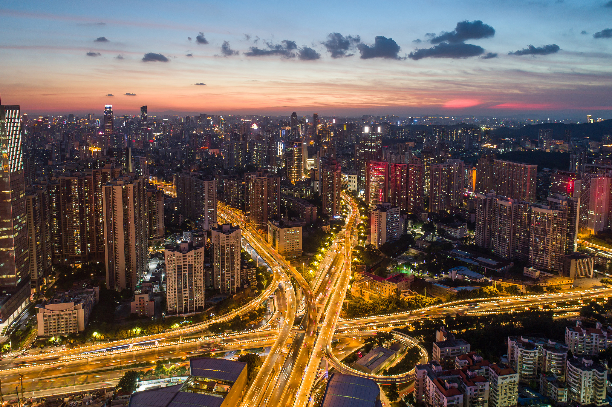 夜幕下,灯火璀璨的立交桥以及城市景观