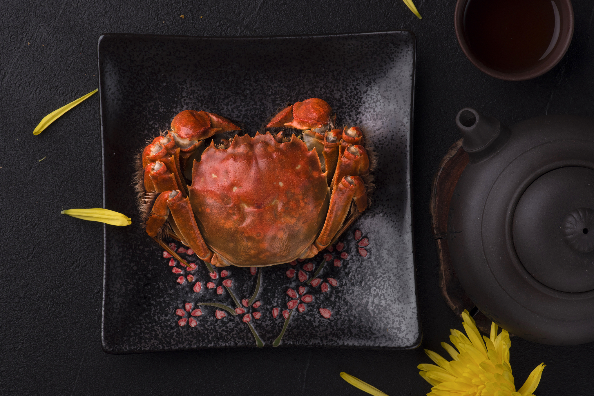 你是农垦胜利粮油食品展销中心的文员工作是负责店里官方公众号的撰写现在店里新进了蟹满堂的蟹礼券 中秋节售卖 写一篇软文说明店里来了蟹满堂的蟹礼券请大家订购 。提供的资料有：蟹满堂的介绍如下：公司有16年的历史 公司属于阳澄湖大闸蟹地理标志保护产品专营单位阳澄湖大闸蟹行业协会常务理事单位、阳澄湖大闸蟹商会副会长单位 旗下蟹满堂品牌一直坚持做高端品质每一只上市的阳澄湖大闸蟹都拥有双重防伪标签品质看得见。