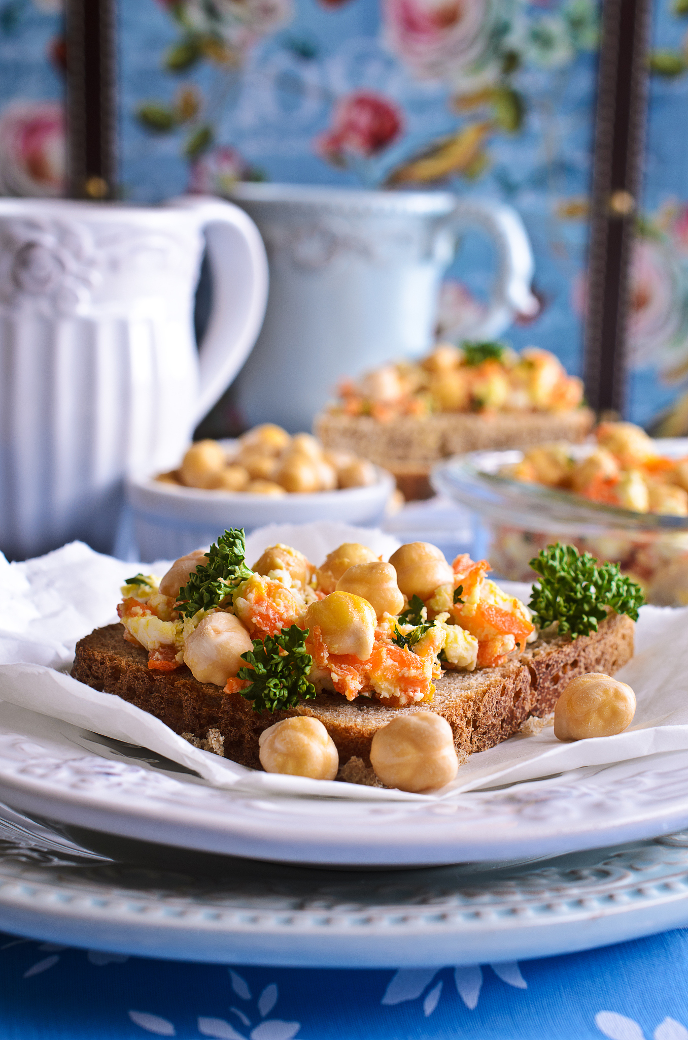 sandwich with carrots, cheese and chickpeas