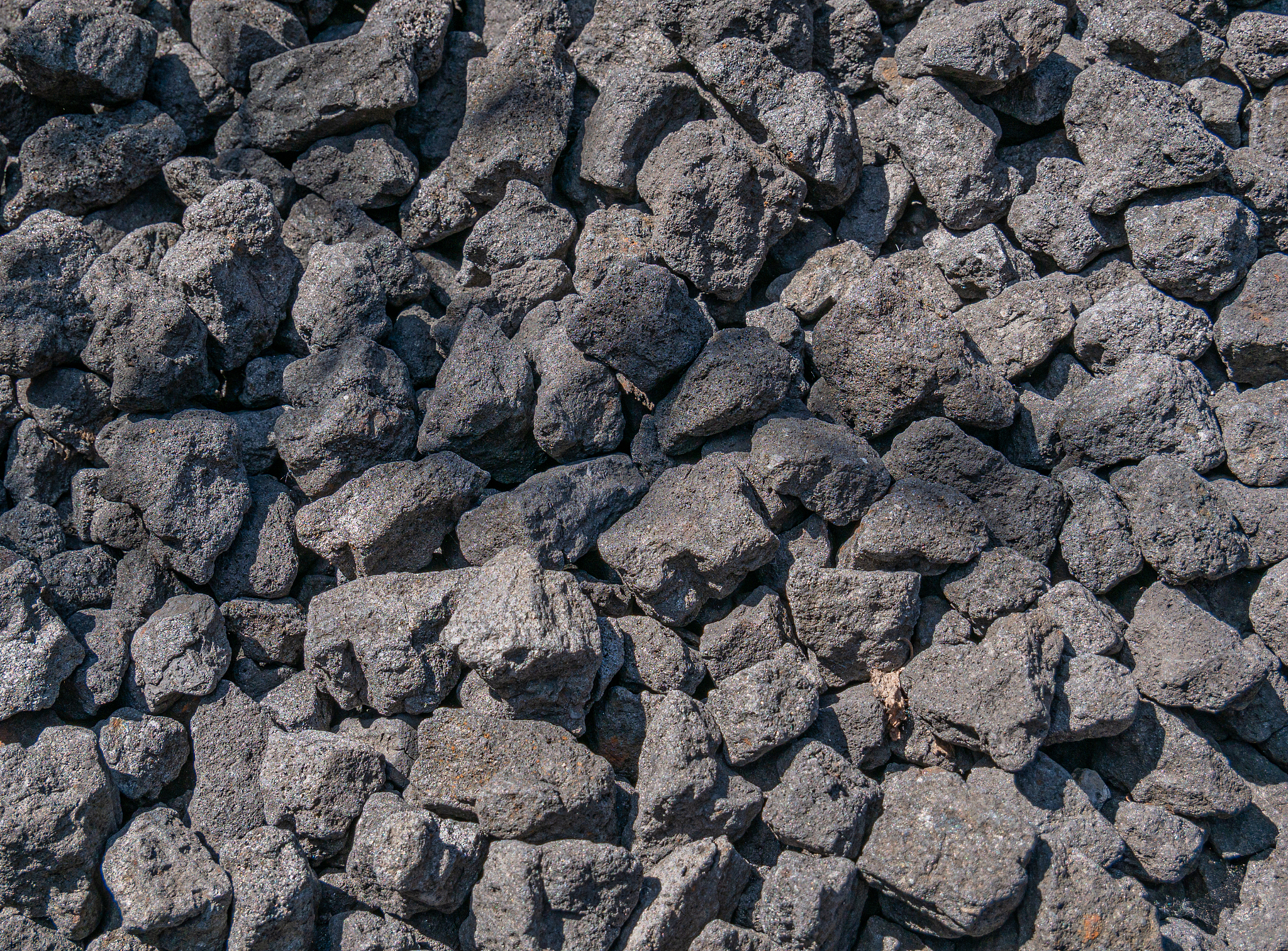 翻译下面的句子：面向工业固废资源化利用和规模化消纳需求针对煤气化灰渣、粉煤灰、煤矸石等煤基固废反应活性差、高值化处置困难、综合利用率低等难题