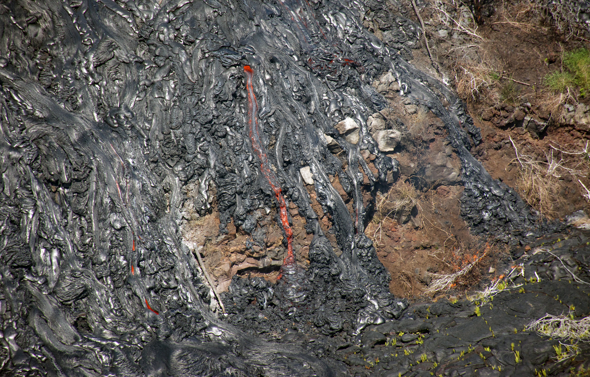 润色这一段话：土壤重金属超标主要是，伴随科技与工业的不断进步，越来越多的重金属被排放在环境中，在土壤中不断地累积，且不易被微生物所降解，从而使土壤中的重金属自然本底含量不断地升高。土壤中的重金属有可能富集在农作物中，通过食物链进入到人体，在人体中不断地累积，超过限值时，对人体造成损伤