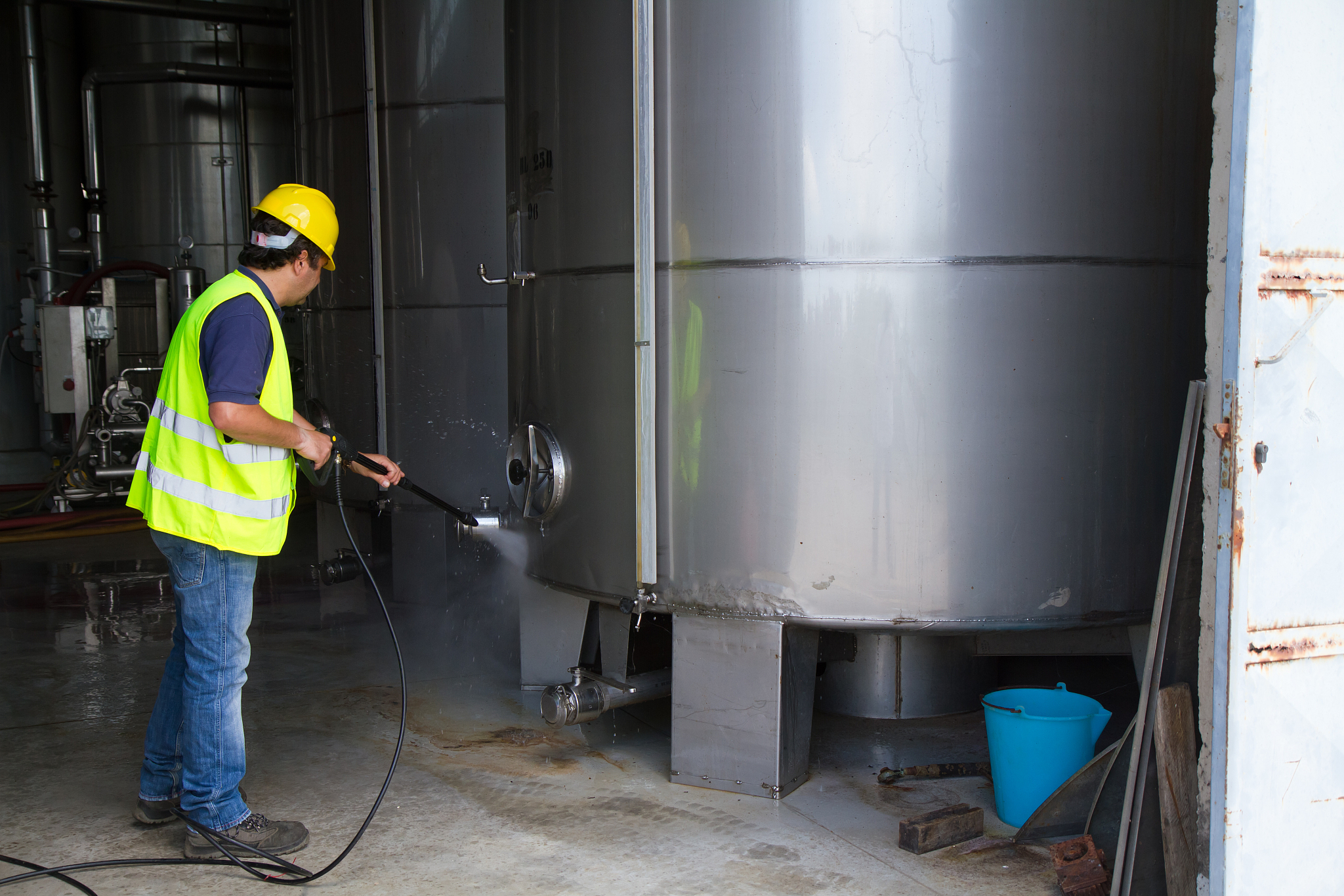 如果你是工程师请详细介绍高压水清洗涂装载具有什么收益和效果有数据支撑500字