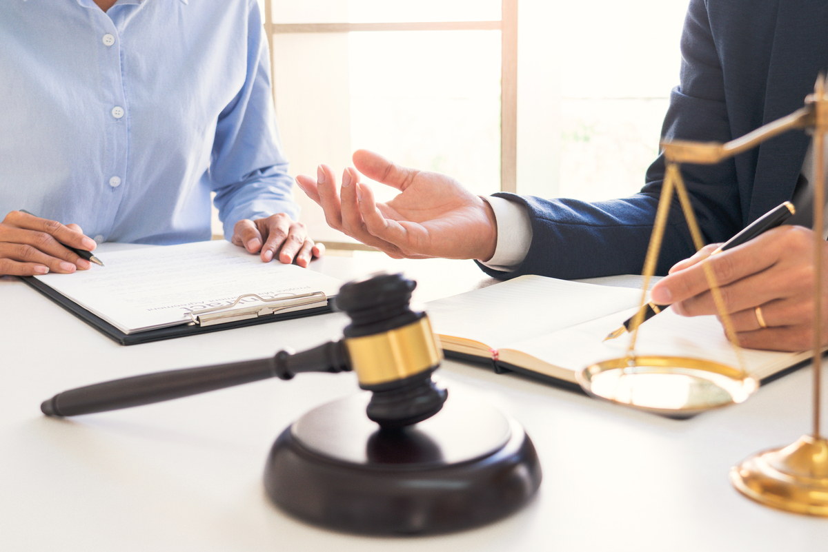 扮演一名职场领域博主写篇1000字‘’涉及法律问题时的职场应对策略‘’的文章