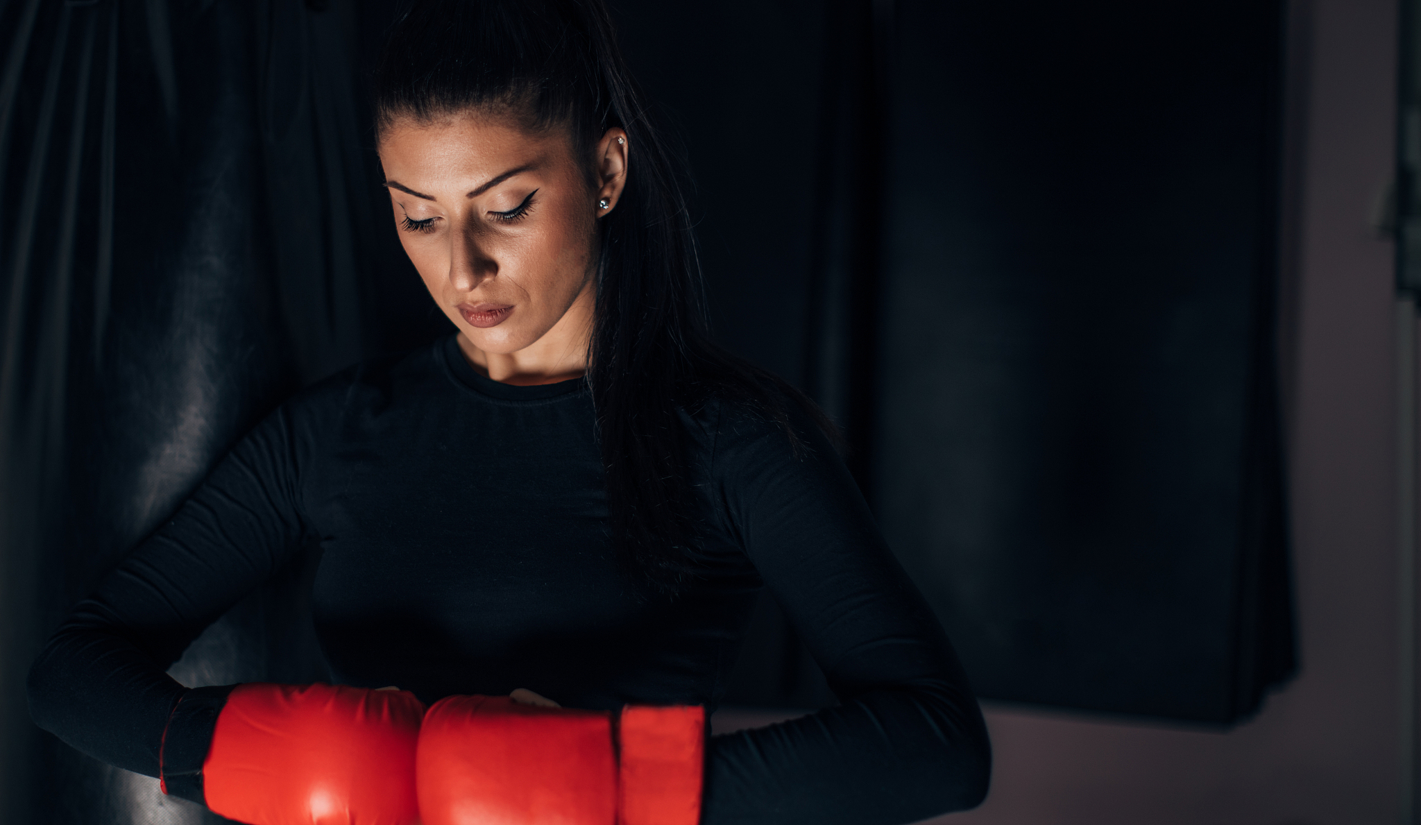 请给单词后面加上汉语：1	fitness 		2	soccer 		3	stadium 		4	boxing 		5	badminton 6	event 		7	ski 		8	host 	9	track 	10	gym 	11	gymnastics 12	sweat 		13	legend 	14	athlete 	15	master 	16	honour 	17	glory 	18	medal