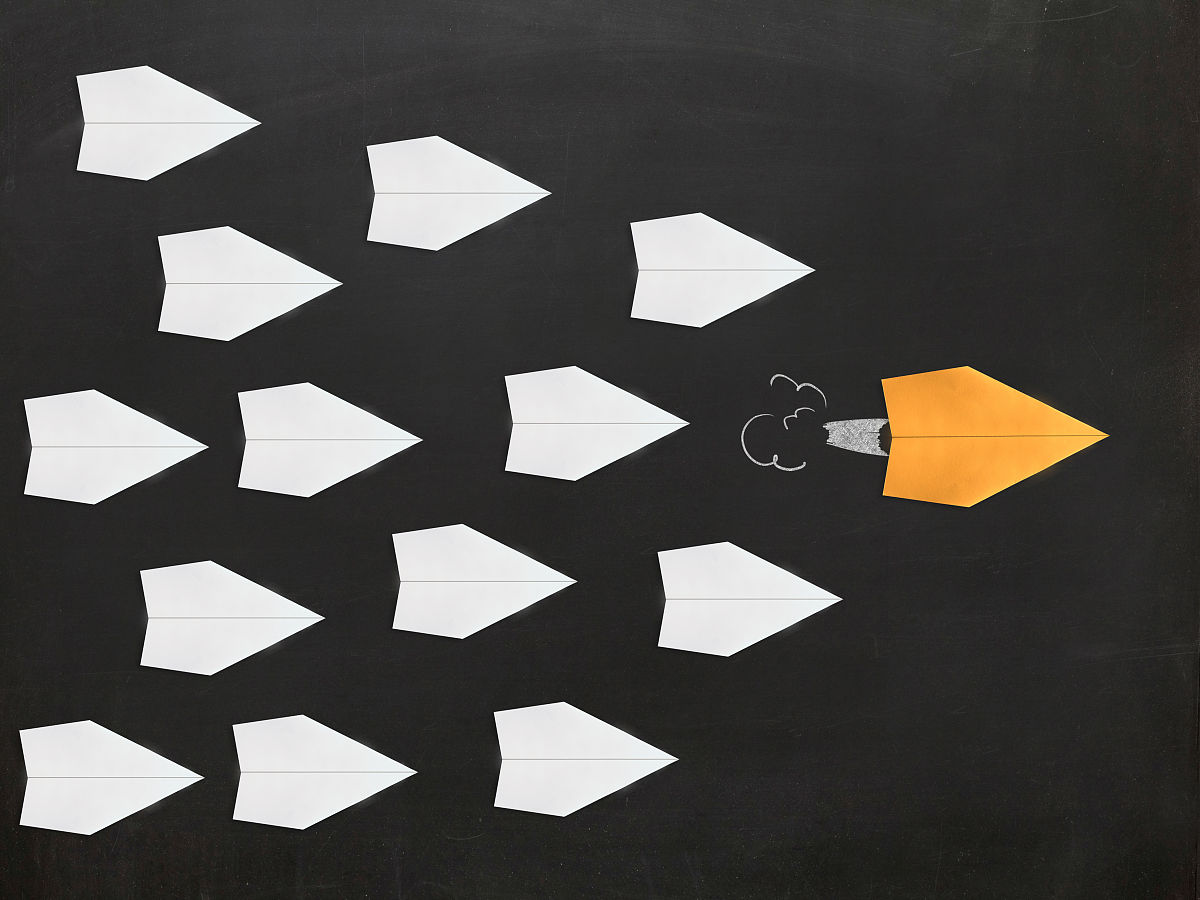 我是武汉理工大学自动化学院的本科毕业生 帮我写一篇自我介绍 面试吉利控股集团