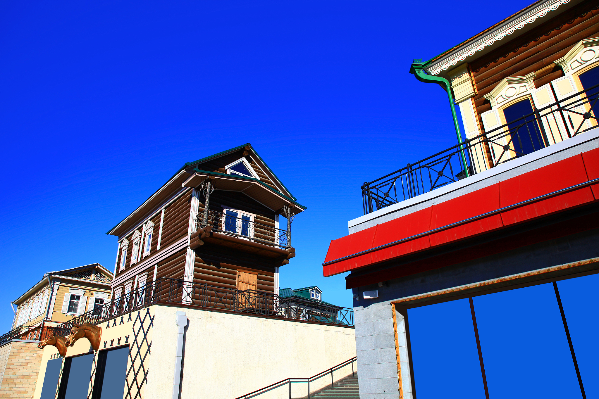 总结美的空调外机110系列、130系列、180系列、190系列、A01系列、B01系列、C01系列、D01系列、X2系列和X3系列的风机风量、噪声、功率的演进过程列出各个系列中典型的外机型号尺寸风机效率和使用的新技术。