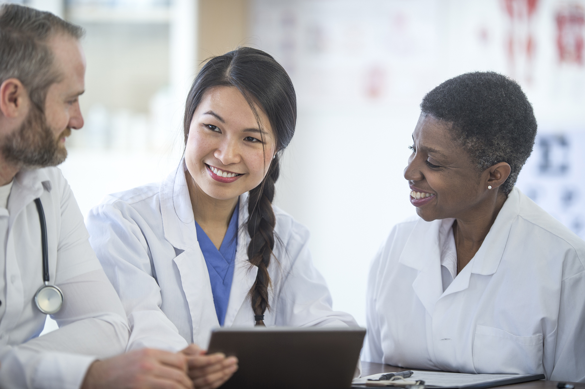 请对毕业论文《基于BS的医院信息管理系统的设计与实现》的内容523 护士工作站的实现内容进行写作重点写独立完成的功能应描述此功能、此界面如何实现不要写成操作说明 ：