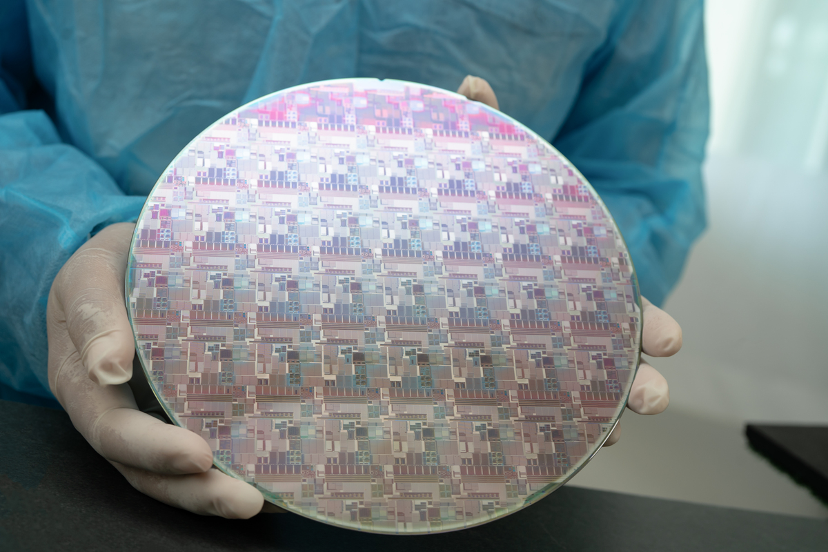 去开展GaN纳米线的非线性光学吸收性质的研究对光电器件的设计有着重要的意义请用英语改写这一段话。