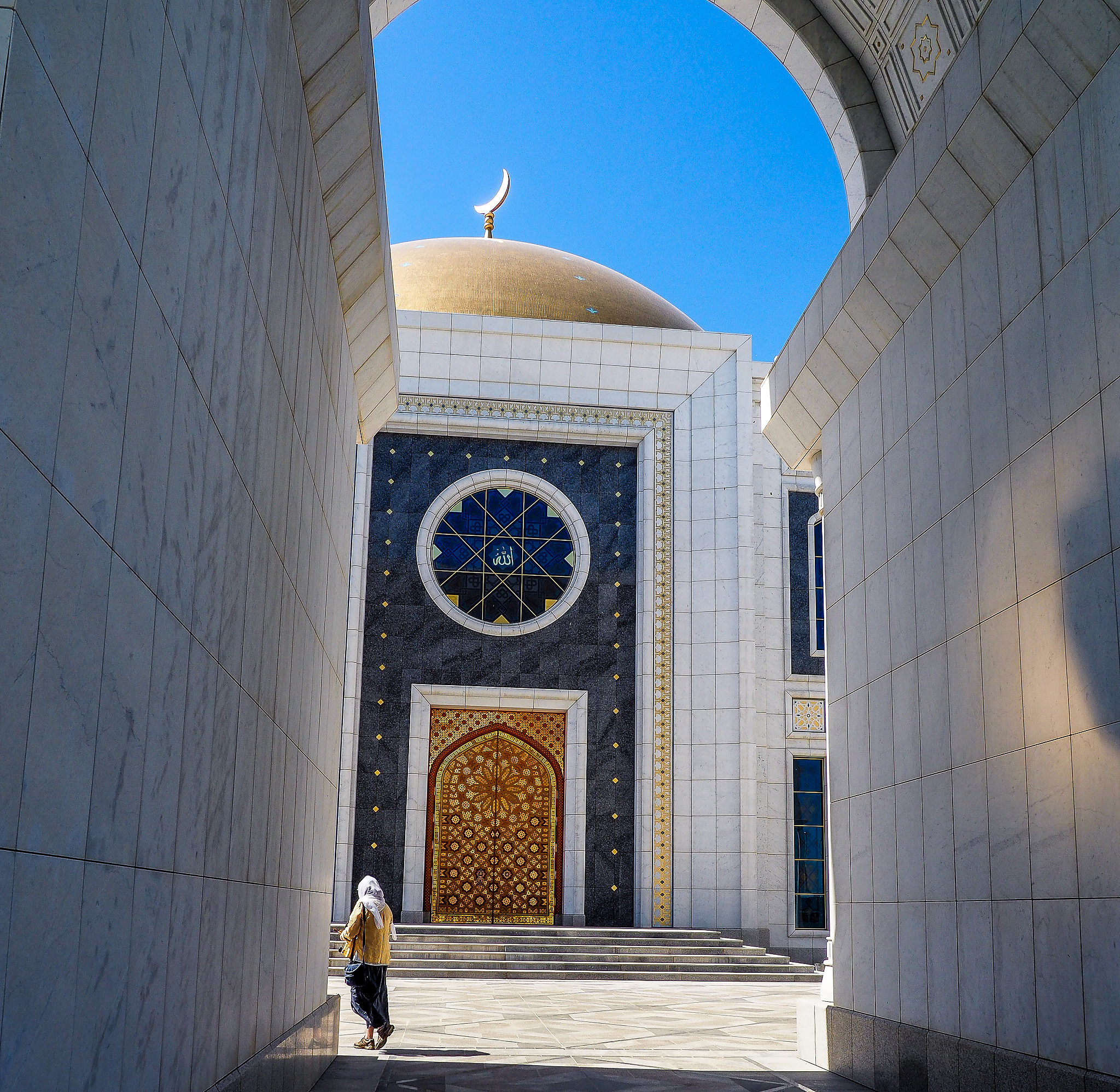 提炼成小点并简化写成英文短句3宗教对巴基斯坦建筑的影响以伊斯兰教为例：伊斯兰传统艺术对巴基斯坦公共艺术的发展产生了深远的影响伊斯兰教于公元8世纪传入巴基斯坦地区为当地艺术家带来了新的视角和风格。 伊斯兰艺术注重几何形状和装饰这在巴基斯坦的建筑、陶瓷和纺织品中得到了体现。 例如莫卧儿帝国时期的建筑如拉合尔堡和巴达夫·辛格的清真寺展示了伊斯兰传统艺术与当地文化的融合。 这些建筑以其华丽的装饰、精心设计